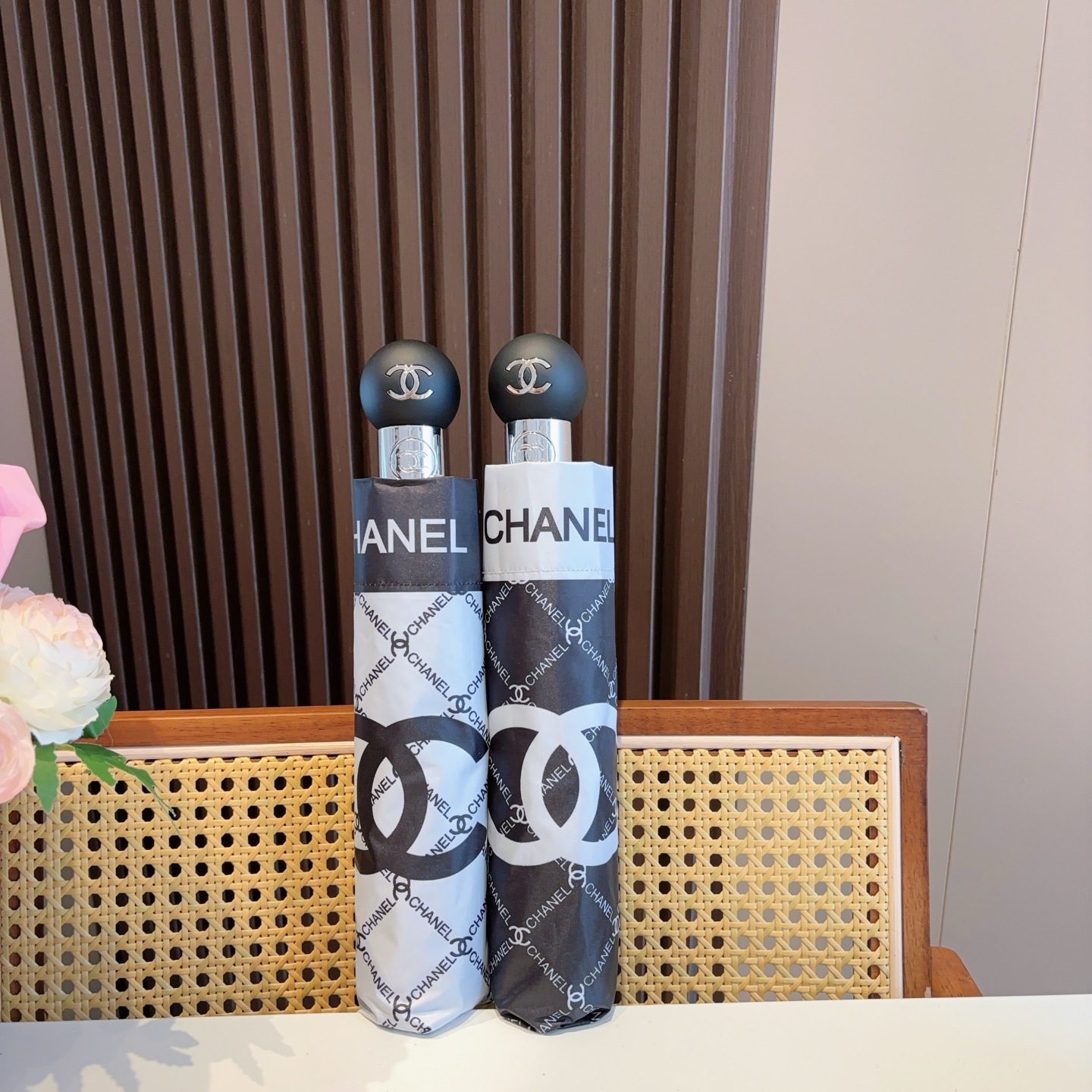  CHANEL（香奈儿）三折自动折叠晴雨伞 集合香奈儿灵魂LOGO为一体的设计风格高雅奢华 带在身上带来