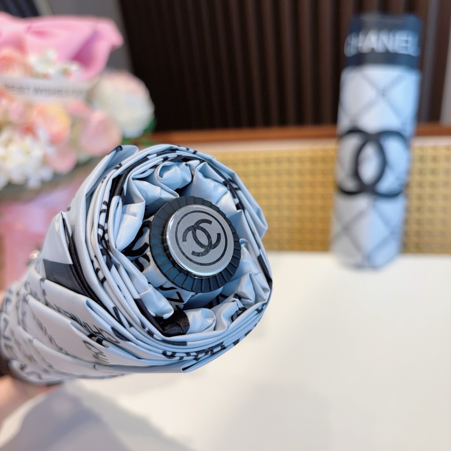  CHANEL（香奈儿）三折自动折叠晴雨伞 集合香奈儿灵魂LOGO为一体的设计风格高雅奢华 带在身上带来
