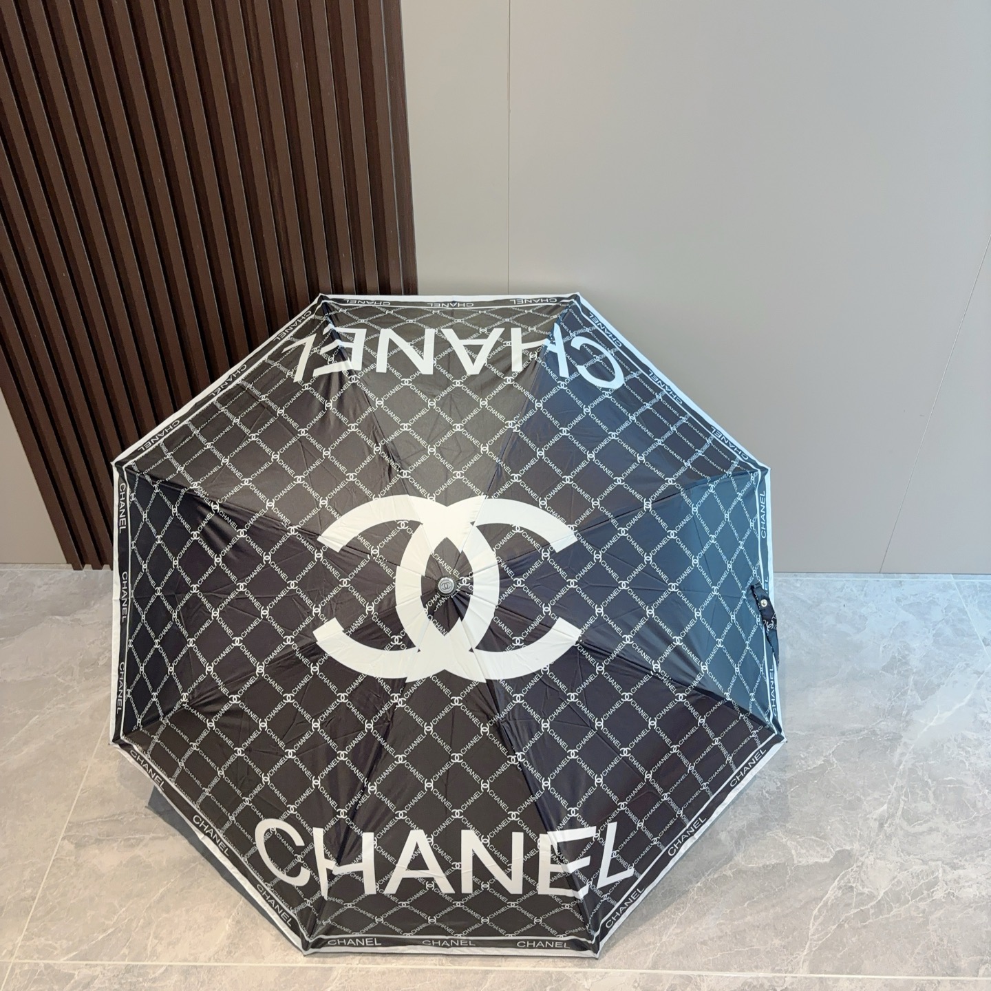  CHANEL（香奈儿）三折自动折叠晴雨伞 集合香奈儿灵魂LOGO为一体的设计风格高雅奢华 带在身上带来