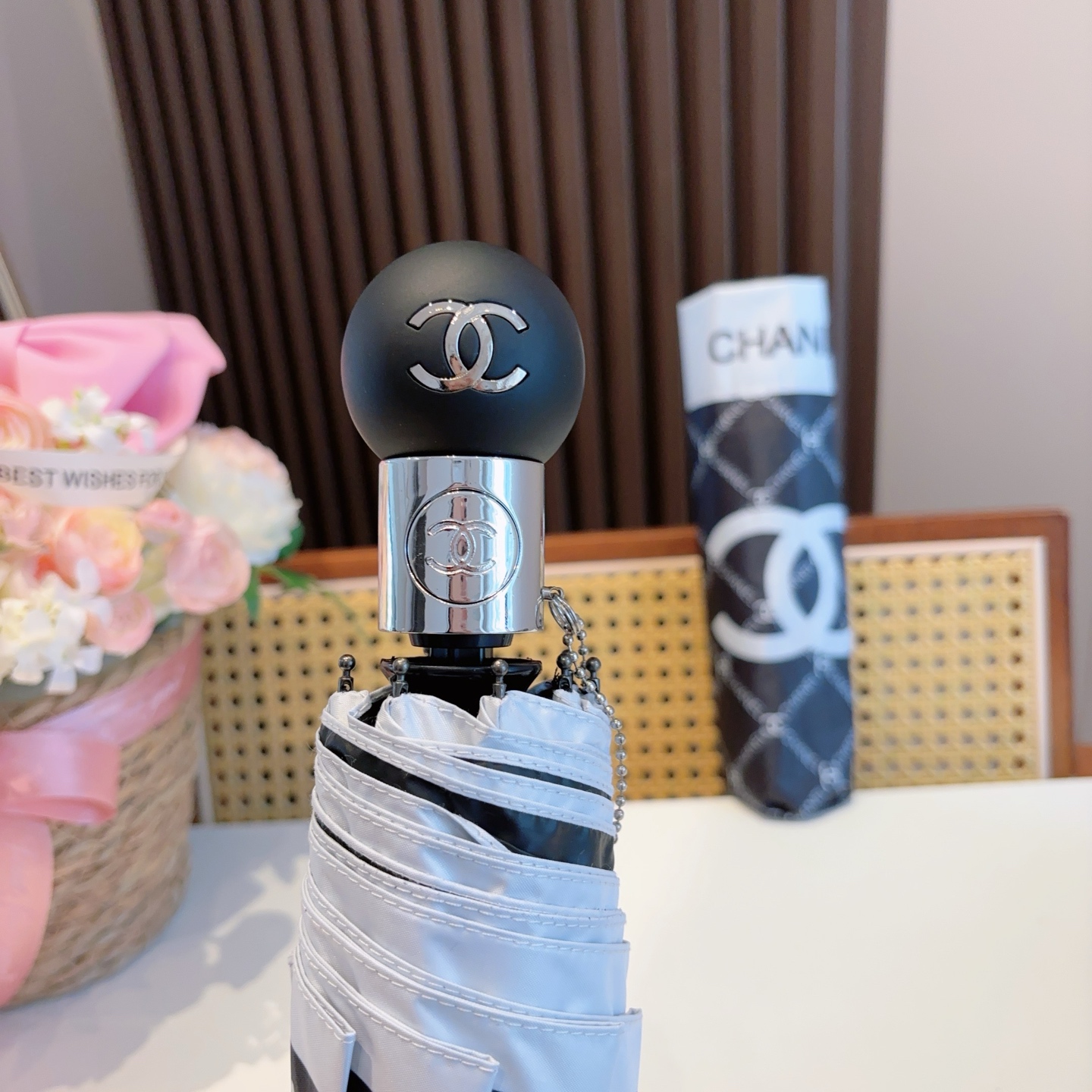  CHANEL（香奈儿）三折自动折叠晴雨伞 集合香奈儿灵魂LOGO为一体的设计风格高雅奢华 带在身上带来