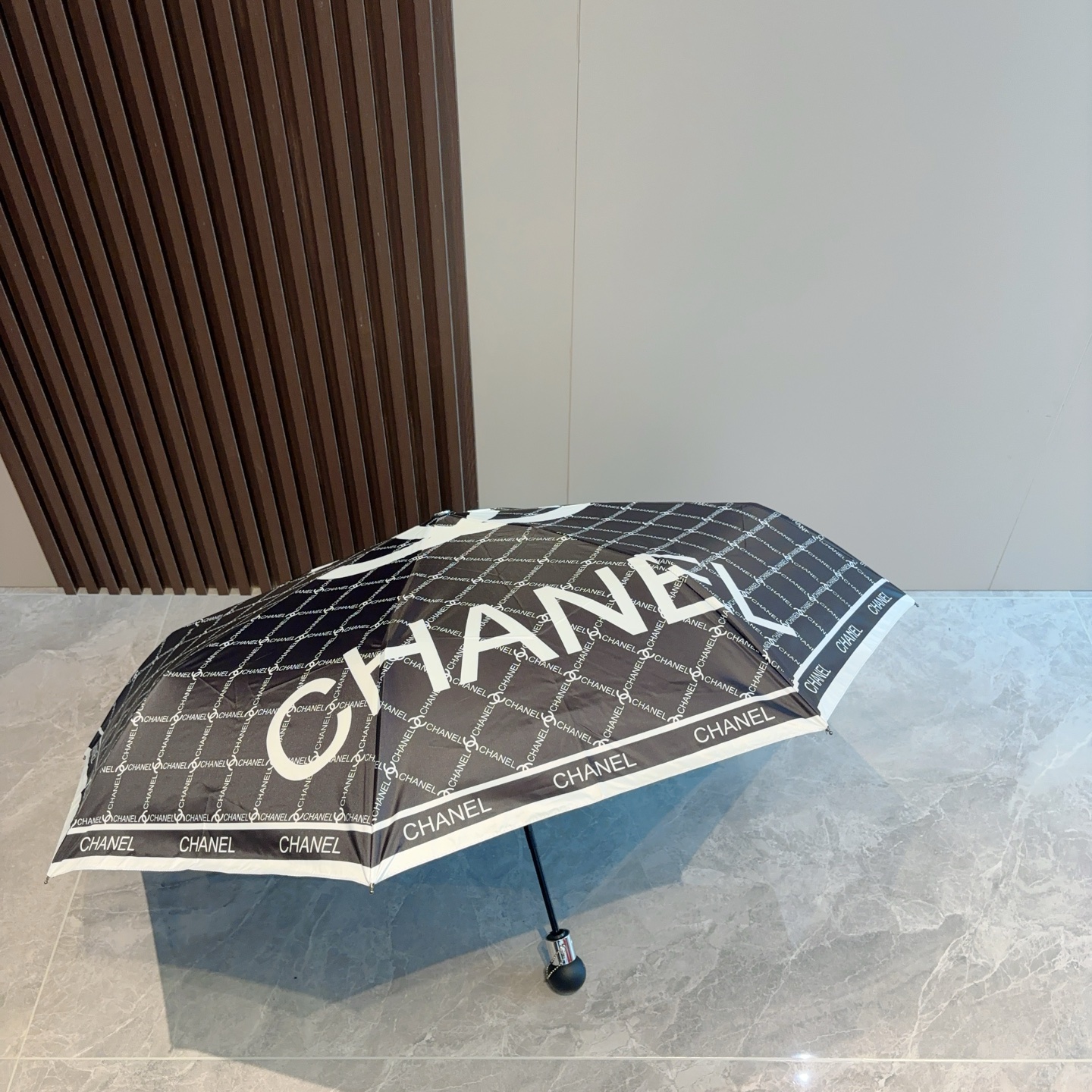  CHANEL（香奈儿）三折自动折叠晴雨伞 集合香奈儿灵魂LOGO为一体的设计风格高雅奢华 带在身上带来