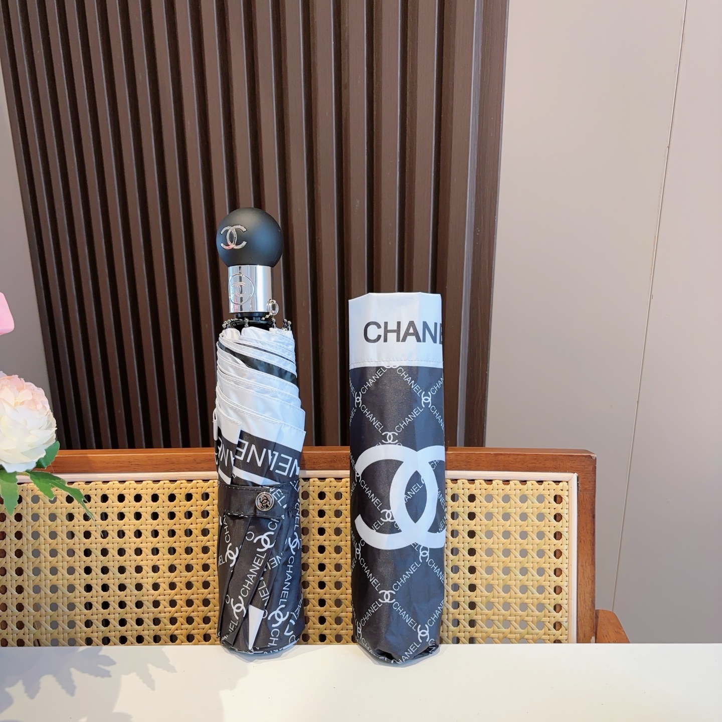  CHANEL（香奈儿）三折自动折叠晴雨伞 集合香奈儿灵魂LOGO为一体的设计风格高雅奢华 带在身上带来