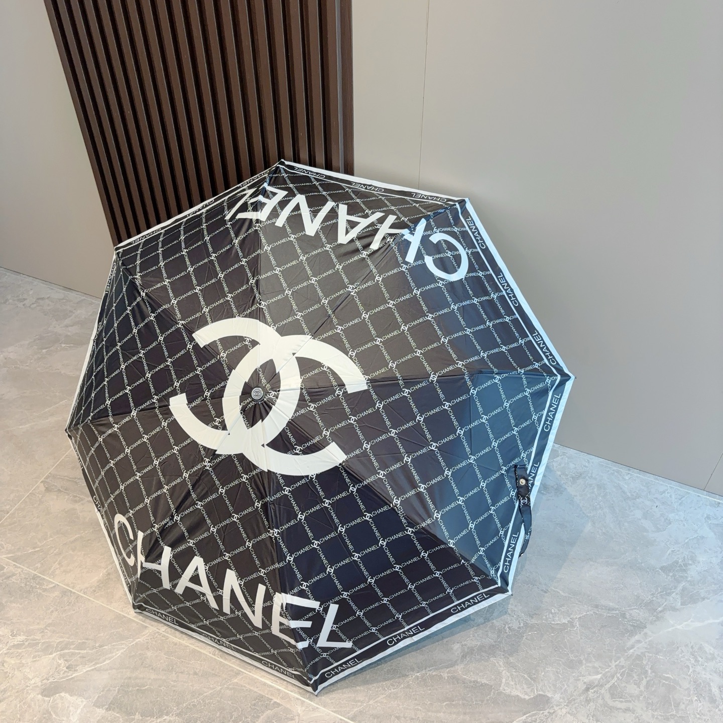  CHANEL（香奈儿）三折自动折叠晴雨伞 集合香奈儿灵魂LOGO为一体的设计风格高雅奢华 带在身上带来