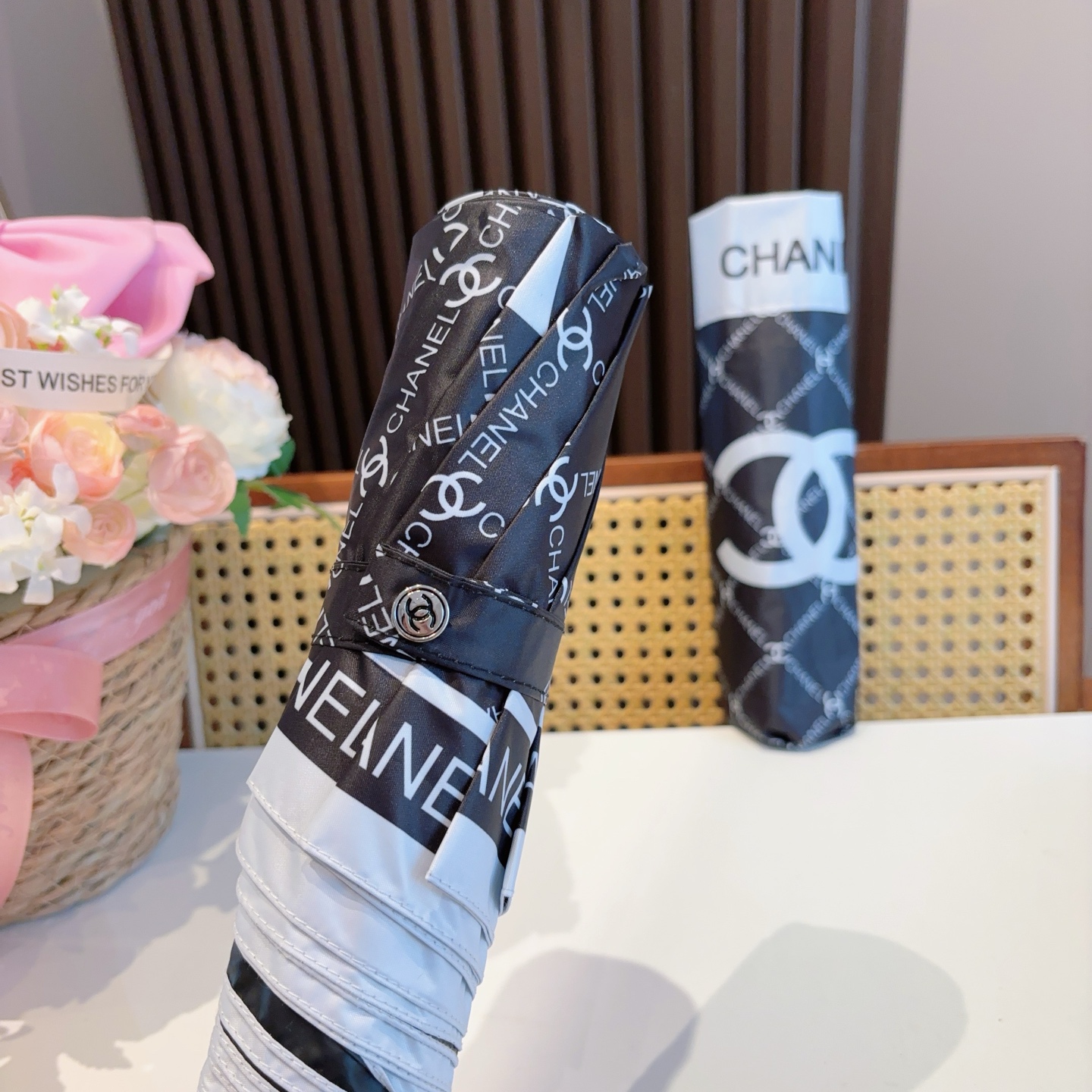  CHANEL（香奈儿）三折自动折叠晴雨伞 集合香奈儿灵魂LOGO为一体的设计风格高雅奢华 带在身上带来