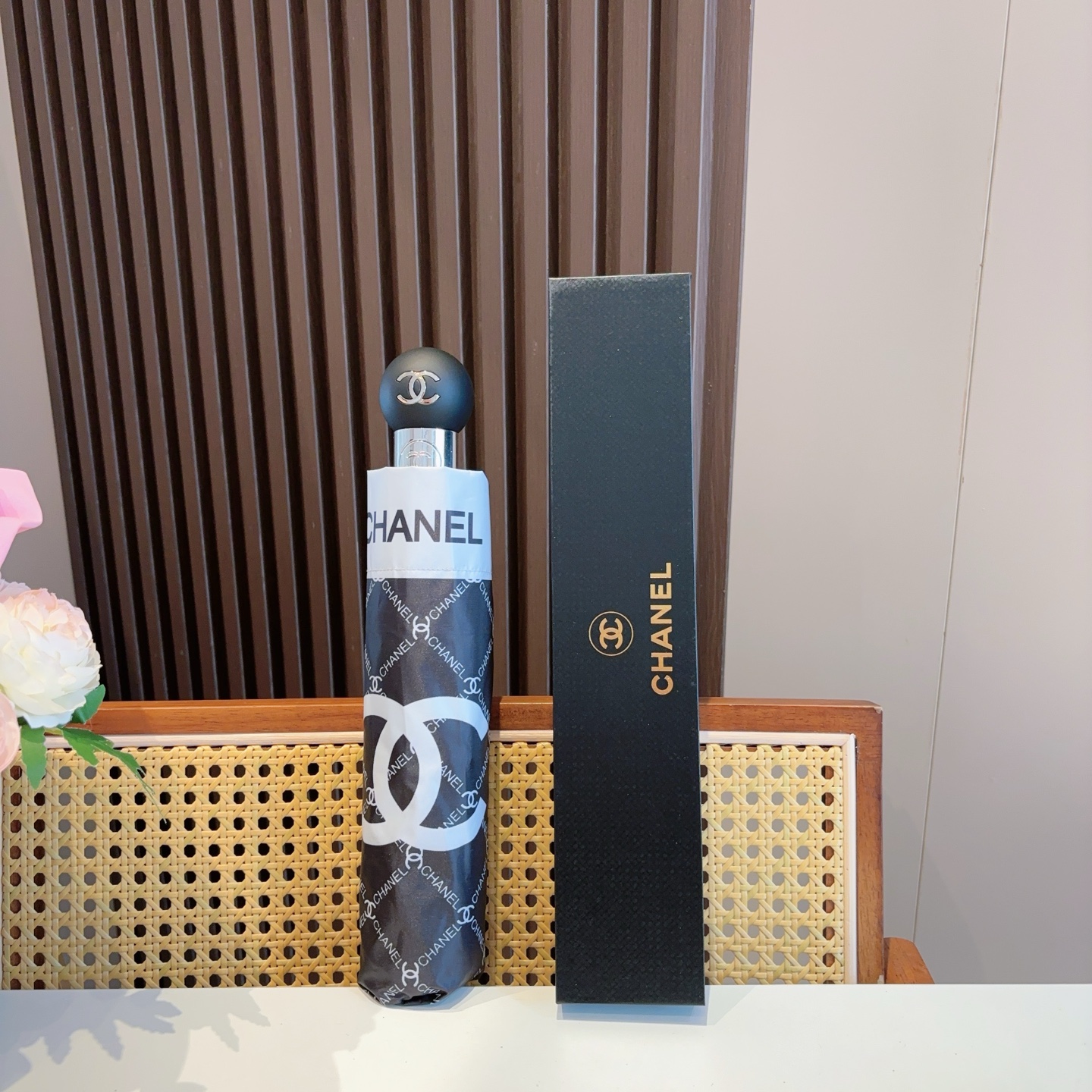  CHANEL（香奈儿）三折自动折叠晴雨伞 集合香奈儿灵魂LOGO为一体的设计风格高雅奢华 带在身上带来