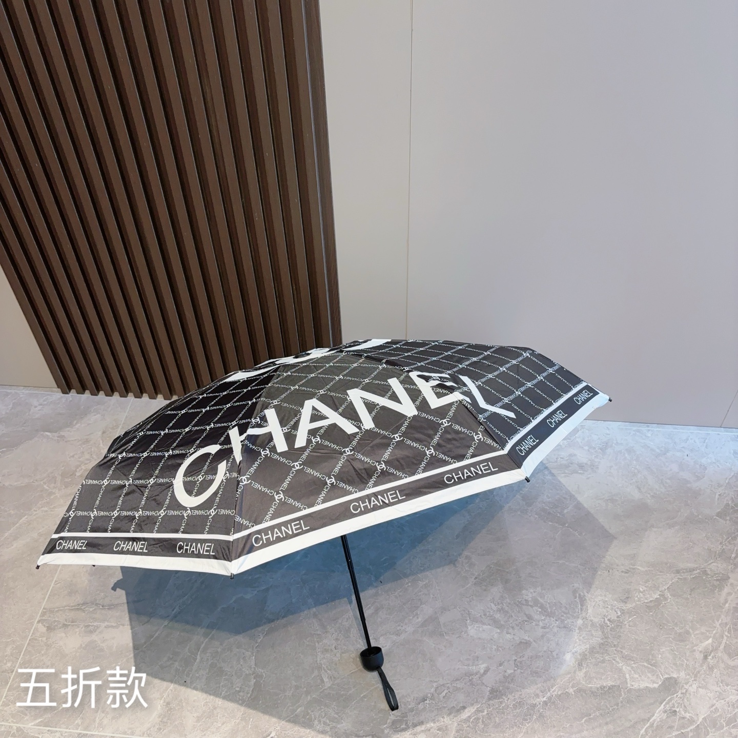  CHANEL（香奈儿）五折手开折叠晴雨伞 集合香奈儿灵魂LOGO为一体的设计风格高雅奢华 带在身上带来