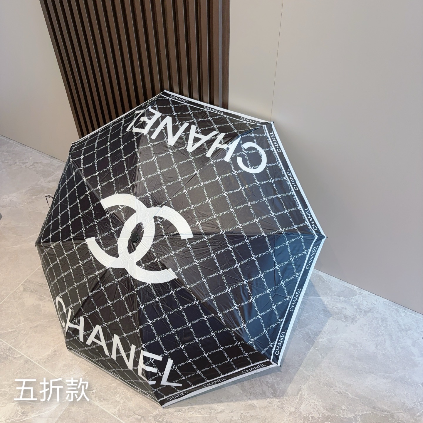  CHANEL（香奈儿）五折手开折叠晴雨伞 集合香奈儿灵魂LOGO为一体的设计风格高雅奢华 带在身上带来