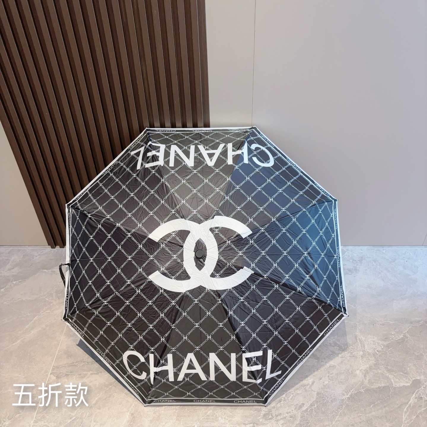  CHANEL（香奈儿）五折手开折叠晴雨伞 集合香奈儿灵魂LOGO为一体的设计风格高雅奢华 带在身上带来