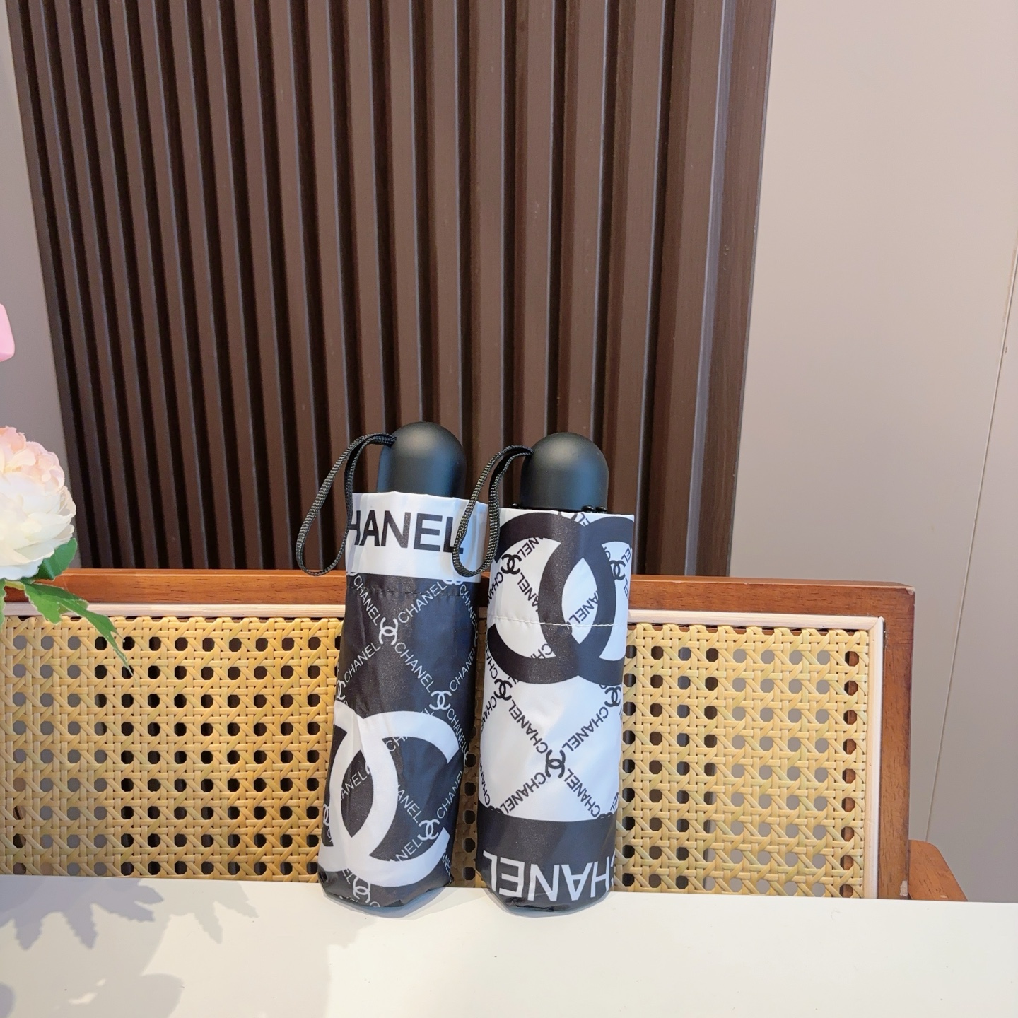  CHANEL（香奈儿）五折手开折叠晴雨伞 集合香奈儿灵魂LOGO为一体的设计风格高雅奢华 带在身上带来