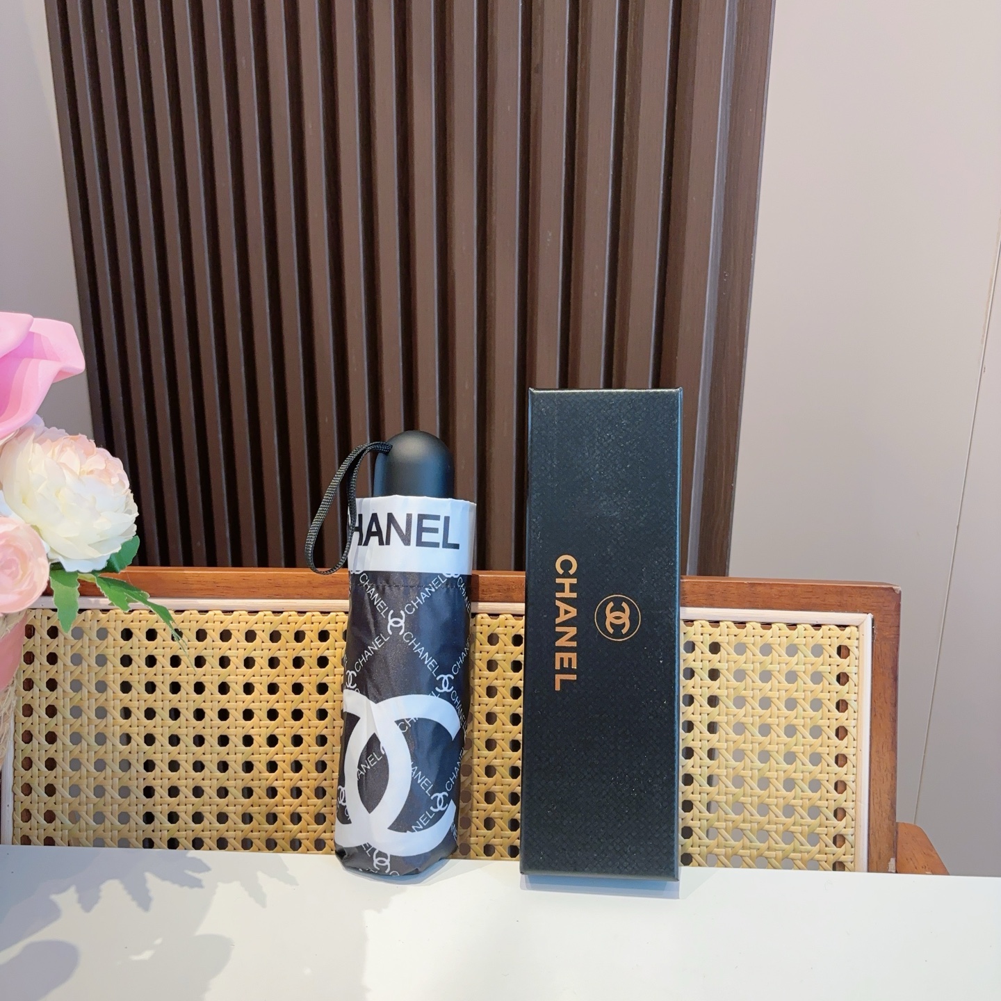  CHANEL（香奈儿）五折手开折叠晴雨伞 集合香奈儿灵魂LOGO为一体的设计风格高雅奢华 带在身上带来