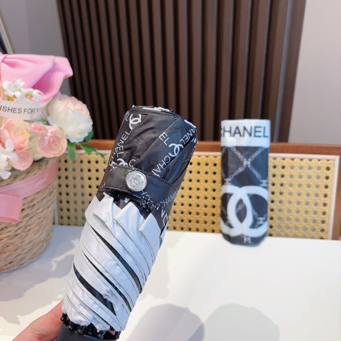  CHANEL（香奈儿）五折手开折叠晴雨伞 集合香奈儿灵魂LOGO为一体的设计风格高雅奢华 带在身上带来