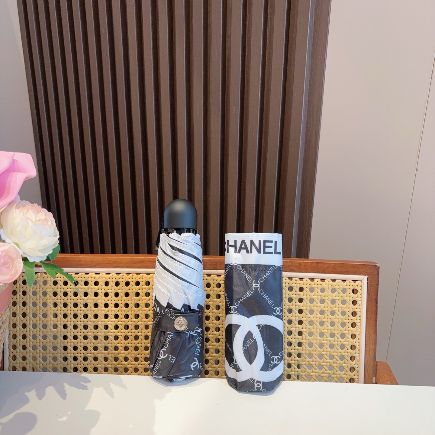  CHANEL（香奈儿）五折手开折叠晴雨伞 集合香奈儿灵魂LOGO为一体的设计风格高雅奢华 带在身上带来