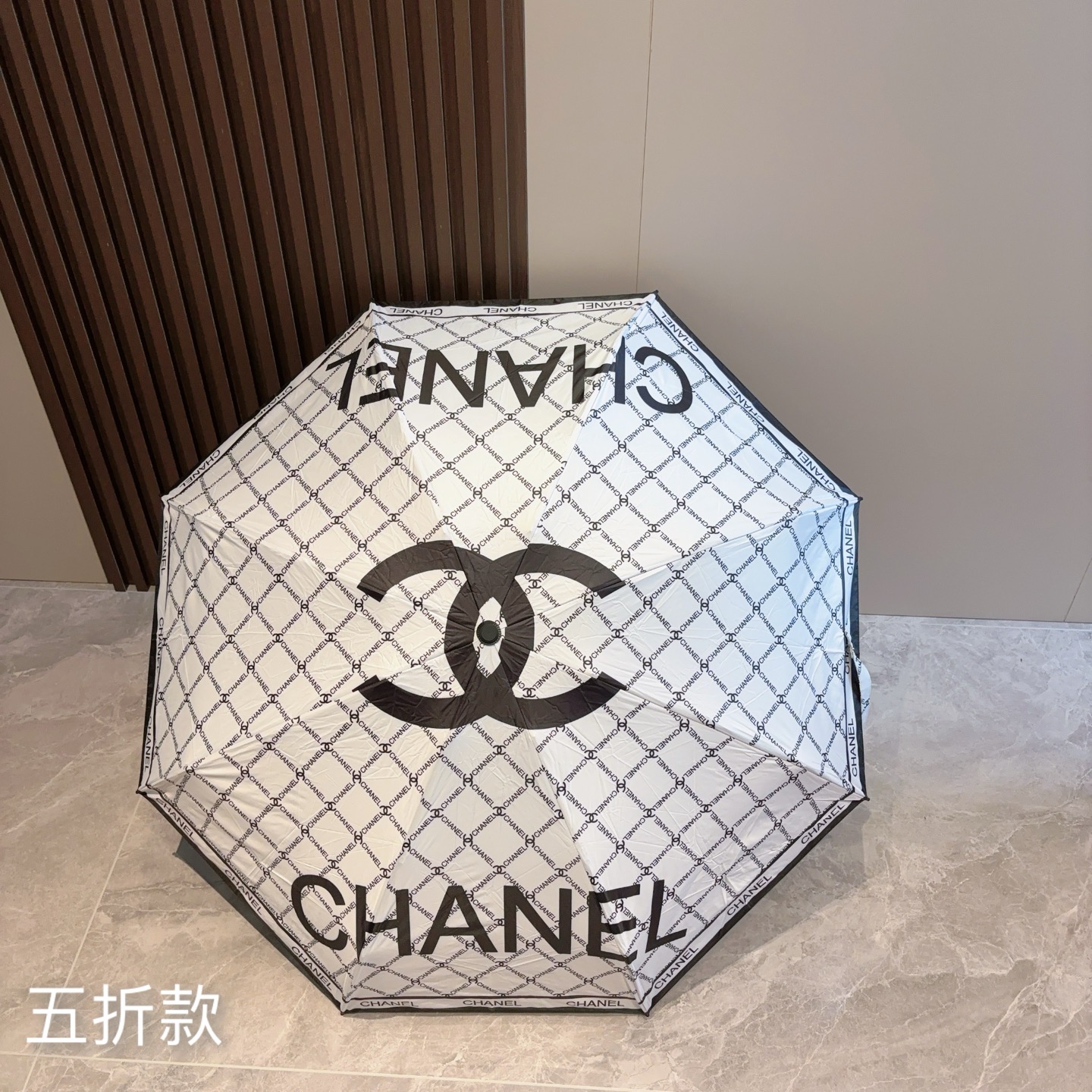  CHANEL（香奈儿）五折手开折叠晴雨伞 集合香奈儿灵魂LOGO为一体的设计风格高雅奢华 带在身上带来