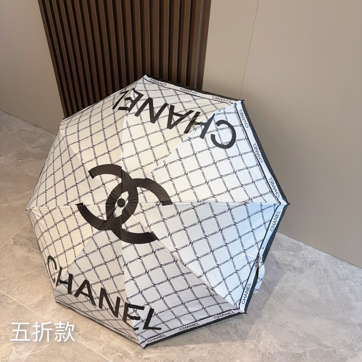  CHANEL（香奈儿）五折手开折叠晴雨伞 集合香奈儿灵魂LOGO为一体的设计风格高雅奢华 带在身上带来