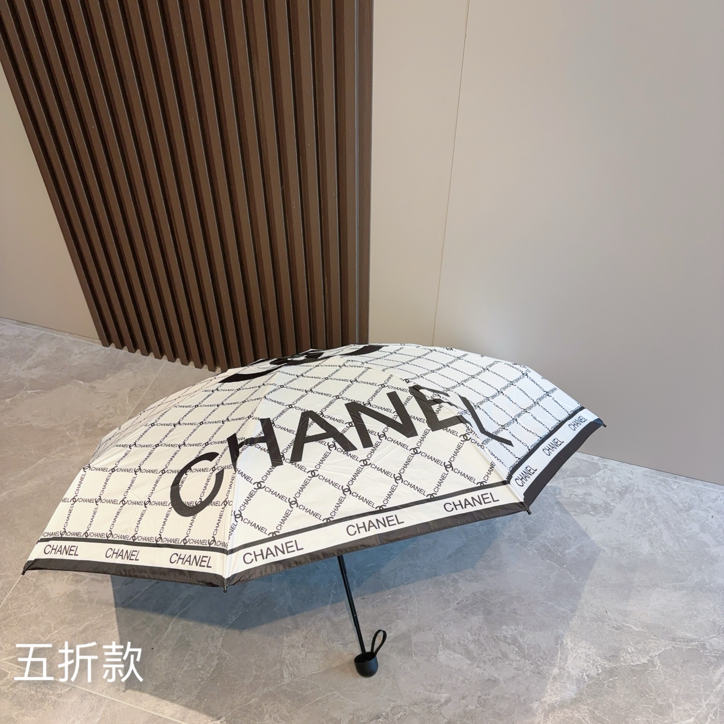  CHANEL（香奈儿）五折手开折叠晴雨伞 集合香奈儿灵魂LOGO为一体的设计风格高雅奢华 带在身上带来