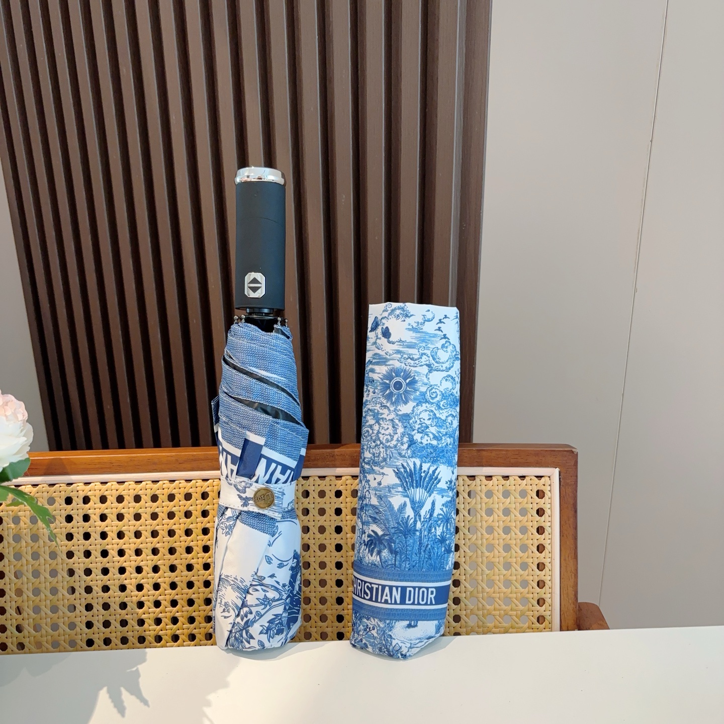 DIOR（迪奥）灯光款 三折自动折叠晴雨伞  时尚原单代工品质 细节精致 看得见的品质 打破一成不变 