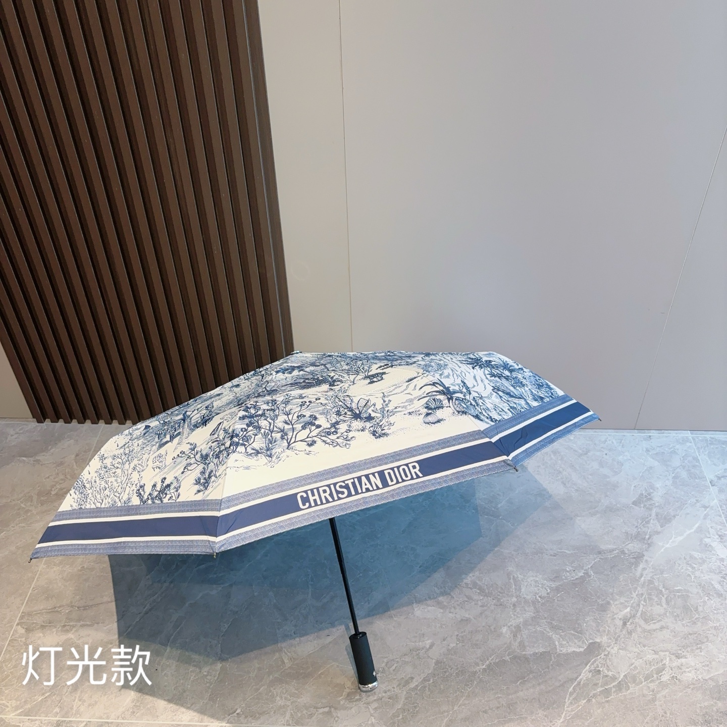  DIOR（迪奥）灯光款 三折自动折叠晴雨伞  时尚原单代工品质 细节精致 看得见的品质 打破一成不变 