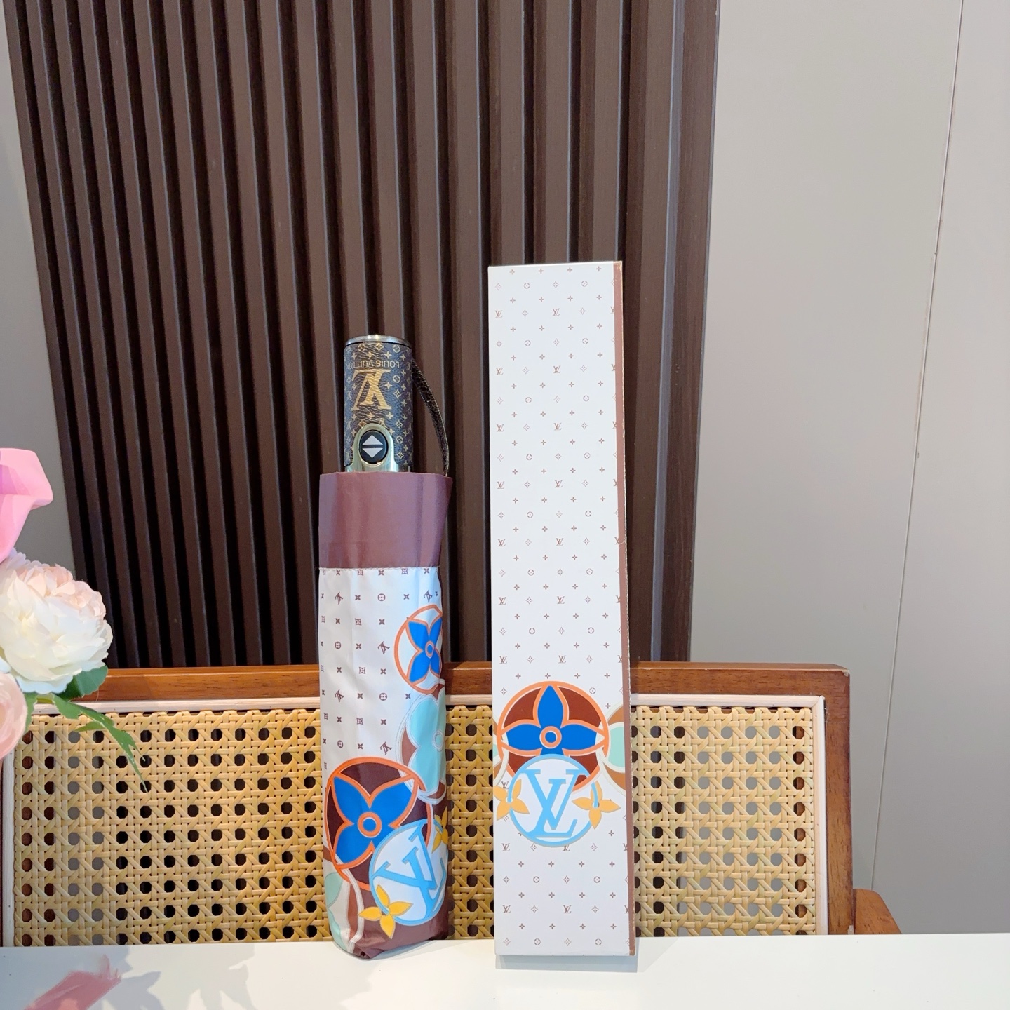  LOUIS VUITTON （路易威登）三折自动折叠晴雨伞 新涂层技术深色伞面 拥有令人惊喜的遮光效果