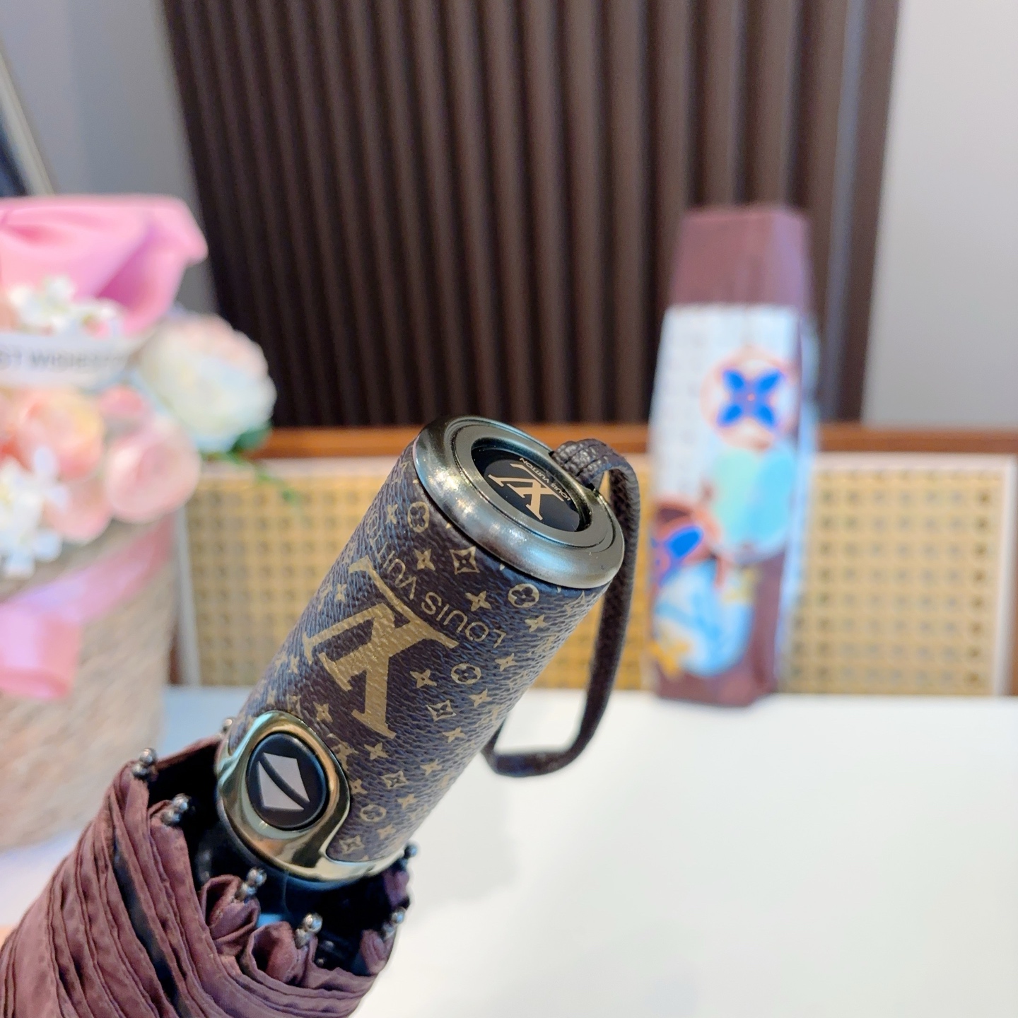  LOUIS VUITTON （路易威登）三折自动折叠晴雨伞 新涂层技术深色伞面 拥有令人惊喜的遮光效果