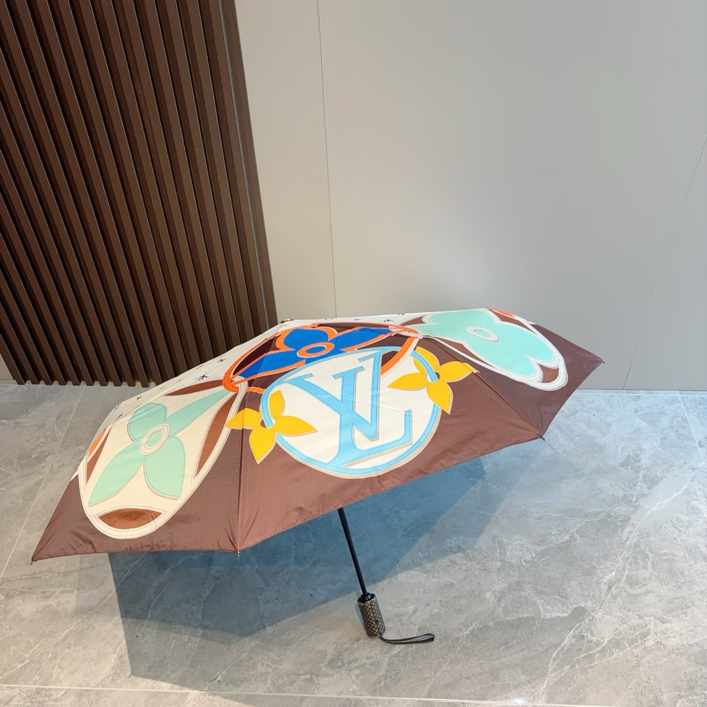  LOUIS VUITTON （路易威登）三折自动折叠晴雨伞 新涂层技术深色伞面 拥有令人惊喜的遮光效果