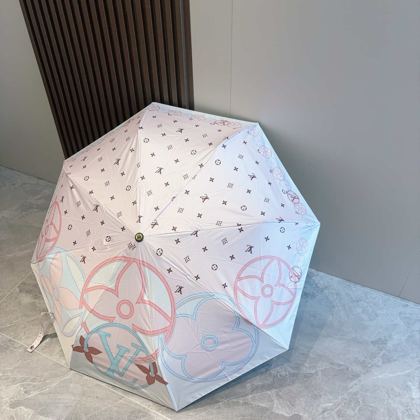  LOUIS VUITTON （路易威登）三折自动折叠晴雨伞 新涂层技术深色伞面 拥有令人惊喜的遮光效果