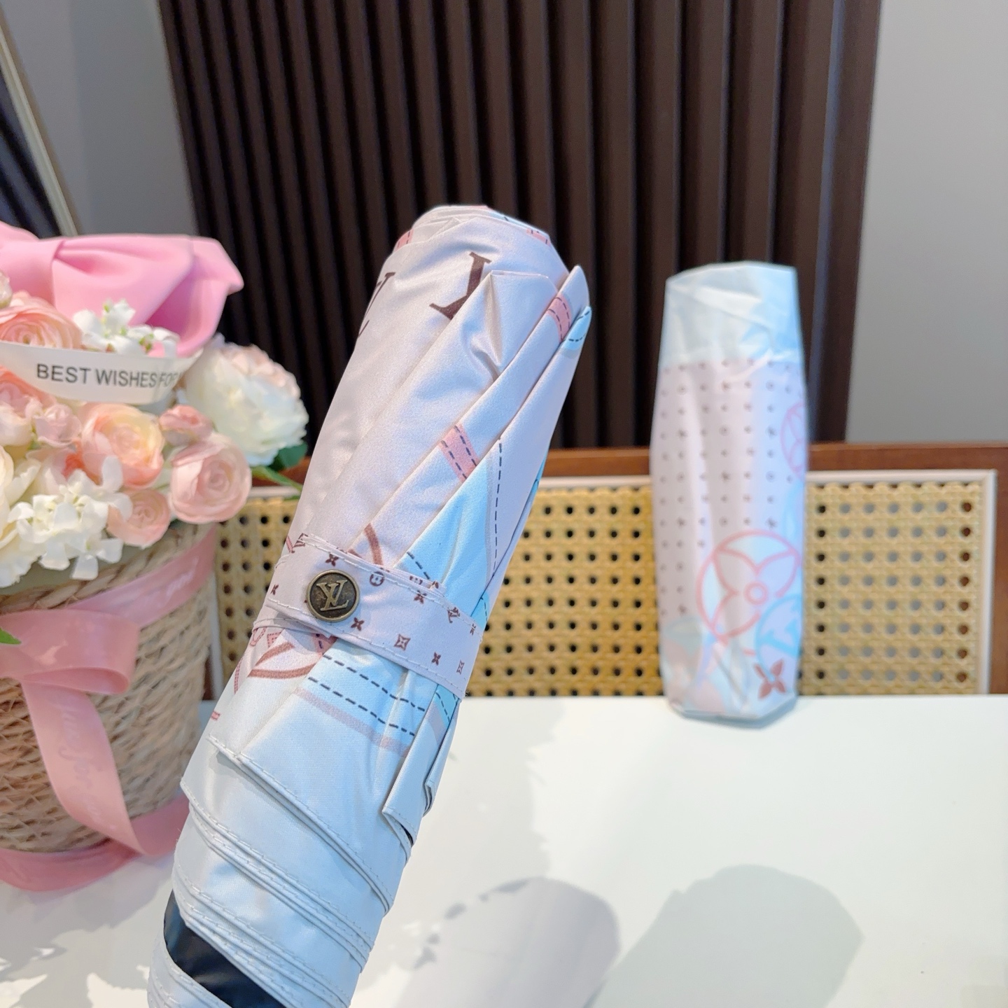  LOUIS VUITTON （路易威登）三折自动折叠晴雨伞 新涂层技术深色伞面 拥有令人惊喜的遮光效果