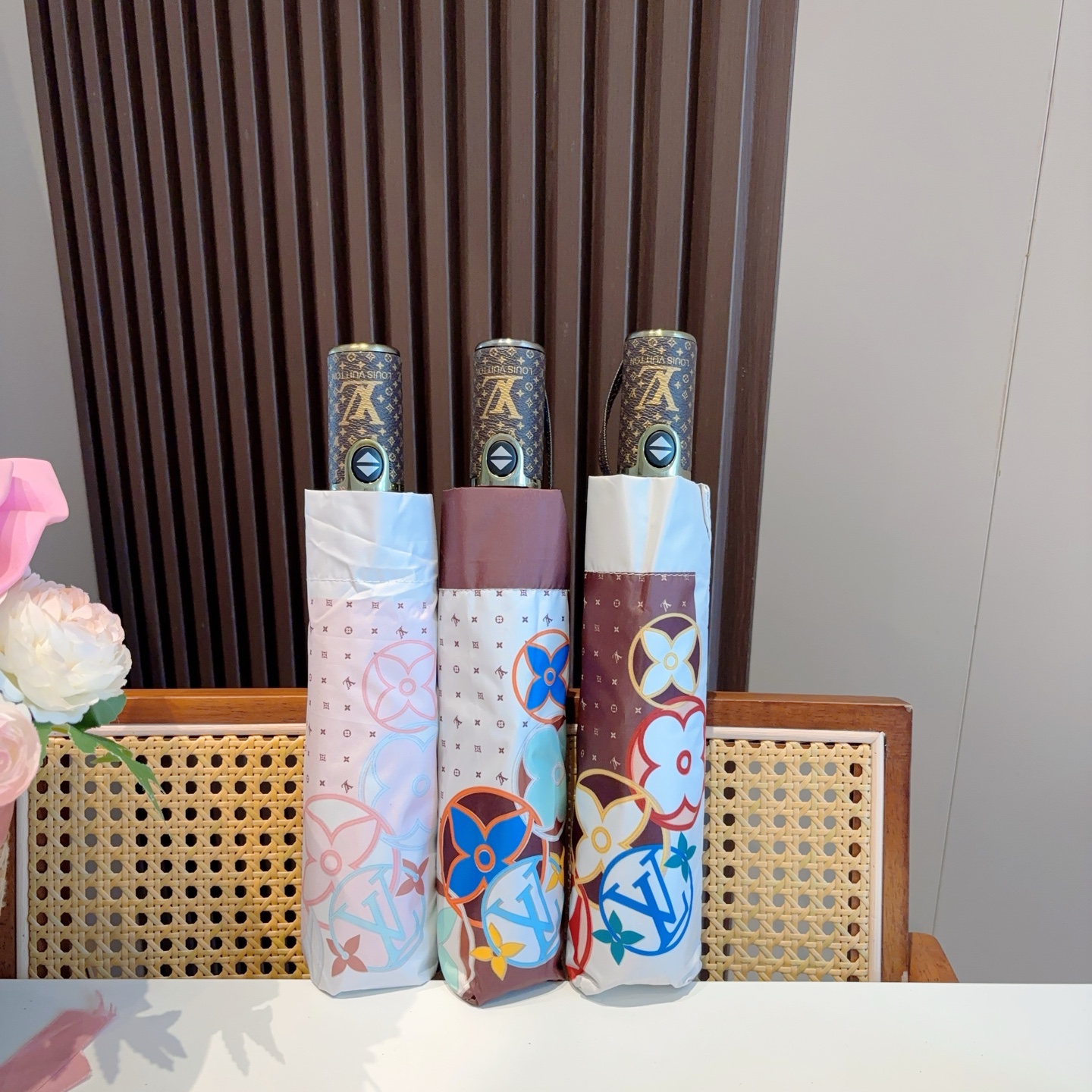 LOUIS VUITTON （路易威登）三折自动折叠晴雨伞 新涂层技术深色伞面 拥有令人惊喜的遮光效果