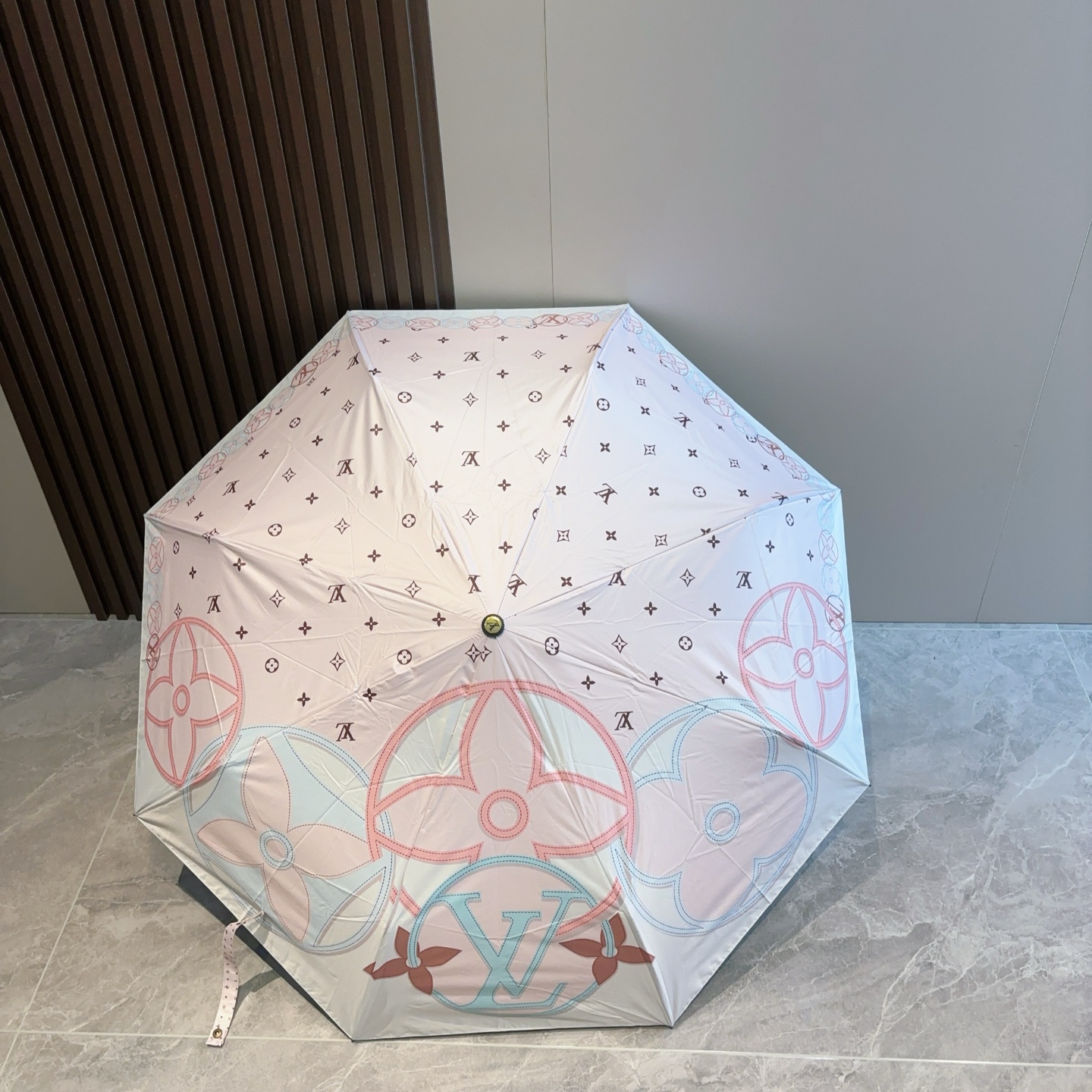  LOUIS VUITTON （路易威登）三折自动折叠晴雨伞 新涂层技术深色伞面 拥有令人惊喜的遮光效果