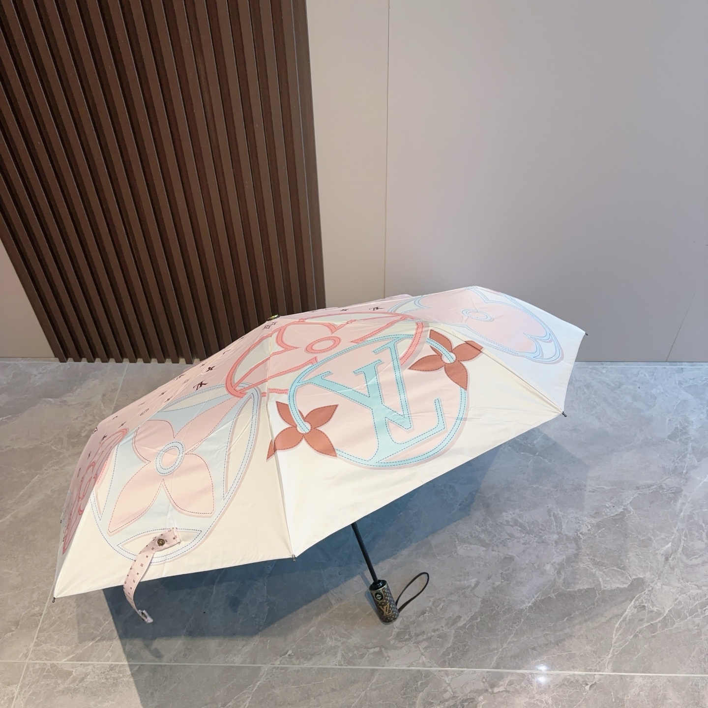  LOUIS VUITTON （路易威登）三折自动折叠晴雨伞 新涂层技术深色伞面 拥有令人惊喜的遮光效果