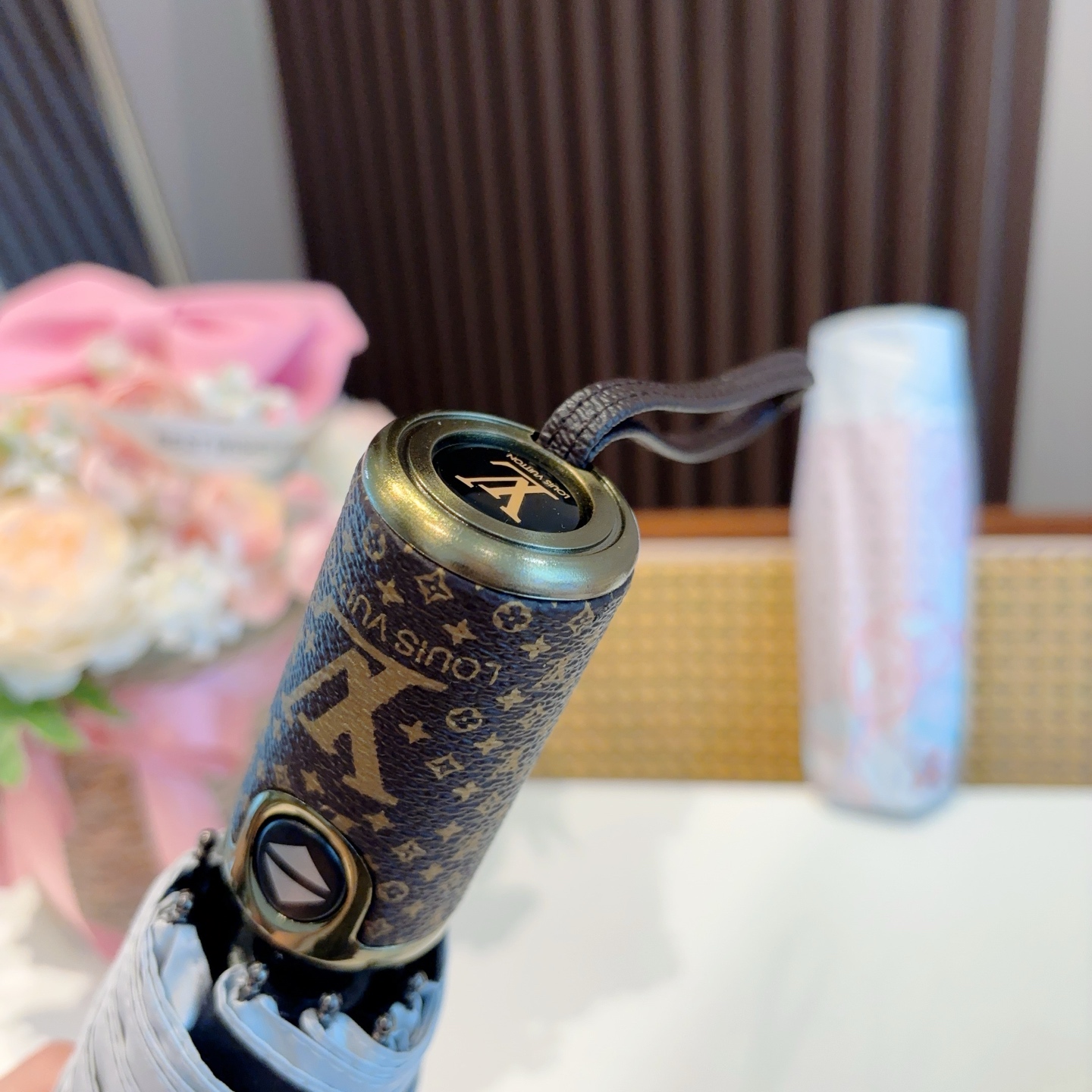  LOUIS VUITTON （路易威登）三折自动折叠晴雨伞 新涂层技术深色伞面 拥有令人惊喜的遮光效果