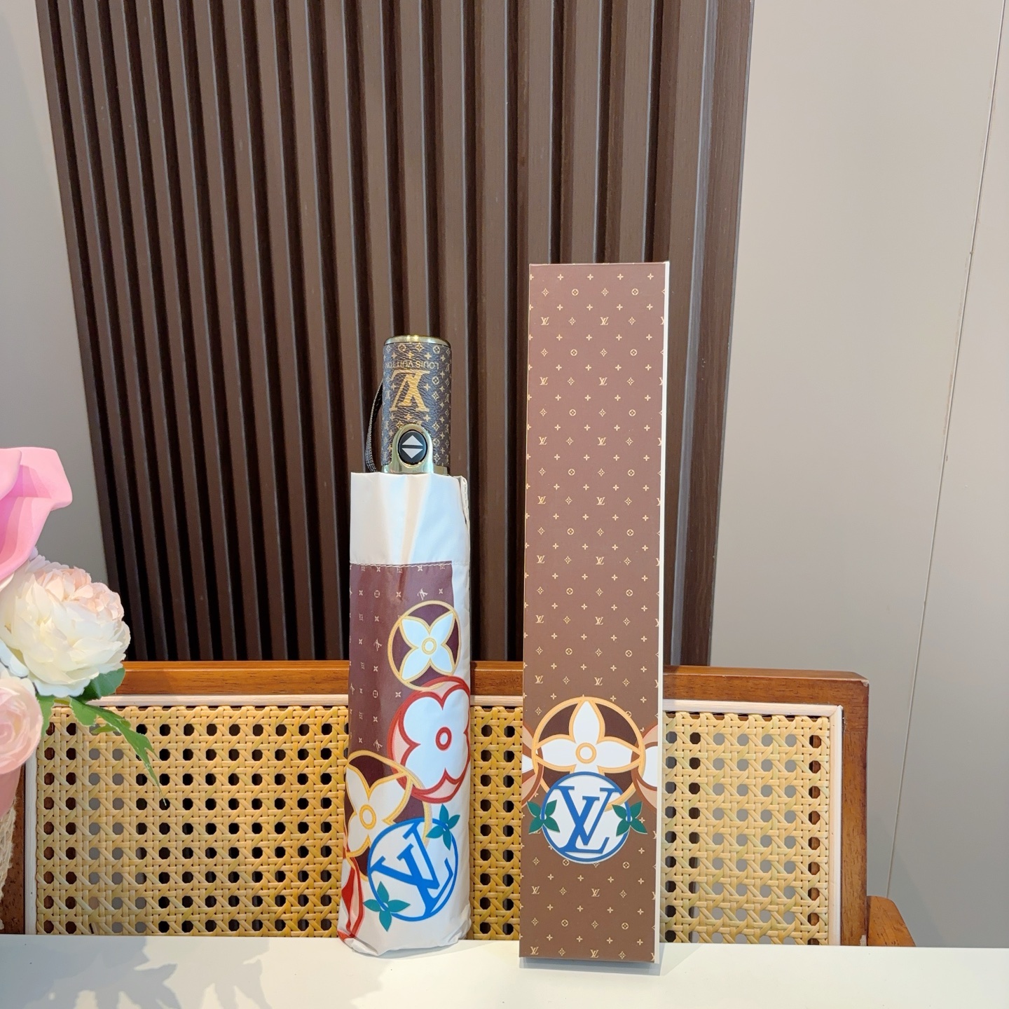  LOUIS VUITTON （路易威登）三折自动折叠晴雨伞 新涂层技术深色伞面 拥有令人惊喜的遮光效果