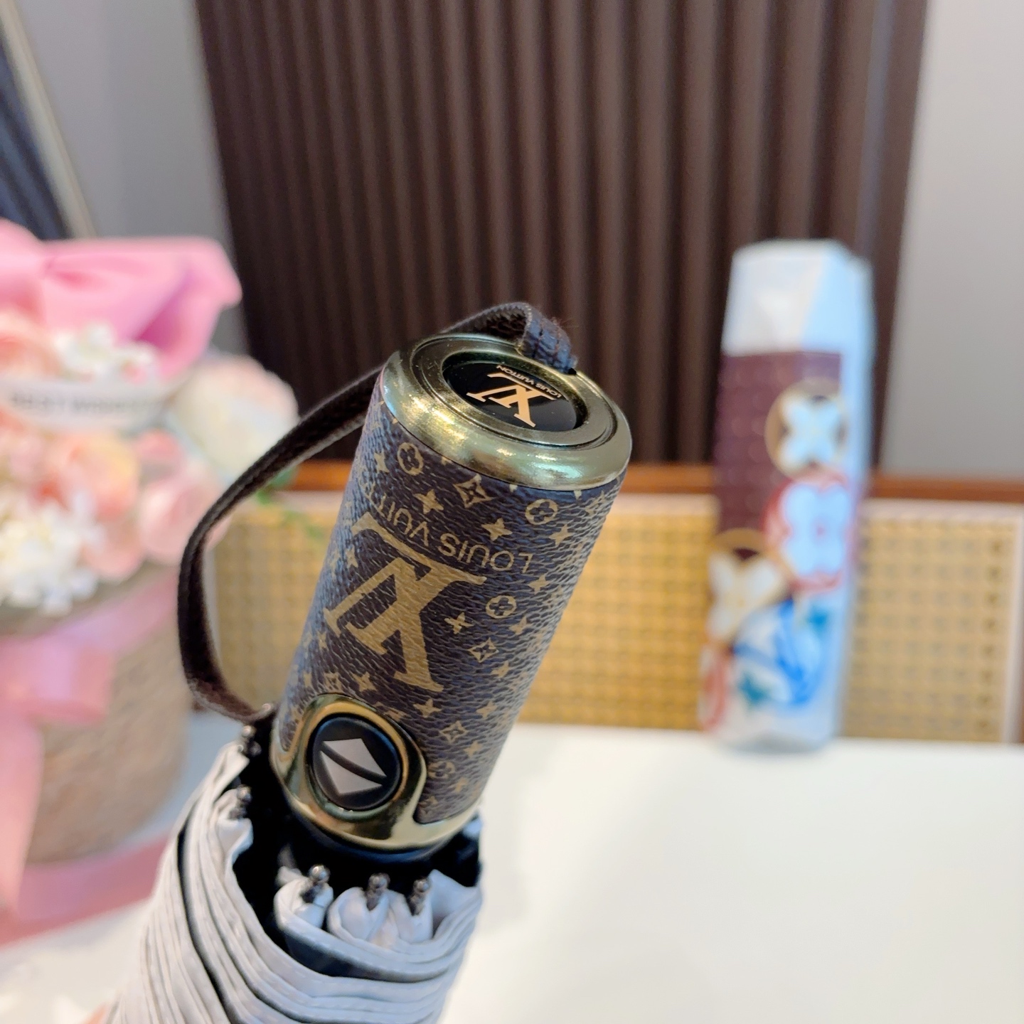  LOUIS VUITTON （路易威登）三折自动折叠晴雨伞 新涂层技术深色伞面 拥有令人惊喜的遮光效果