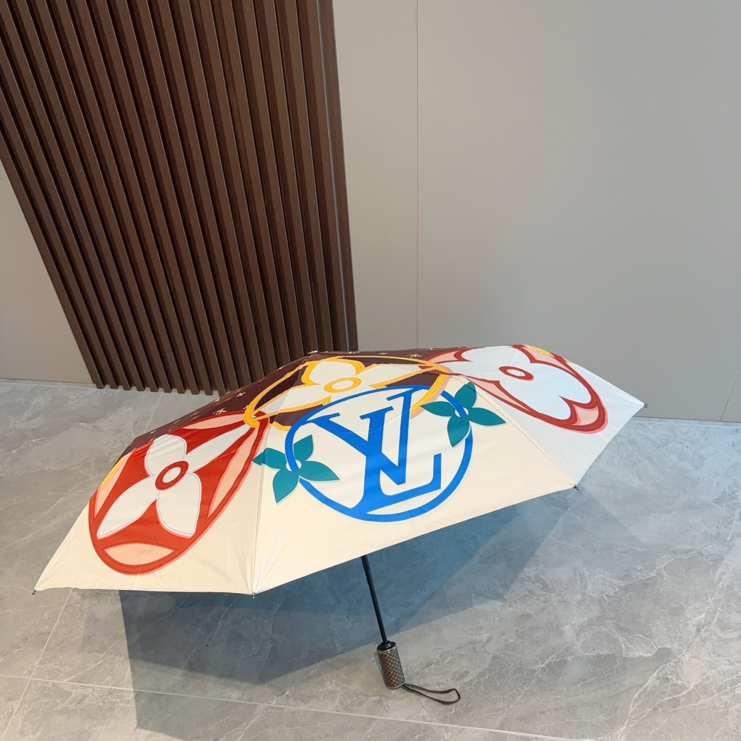  LOUIS VUITTON （路易威登）三折自动折叠晴雨伞 新涂层技术深色伞面 拥有令人惊喜的遮光效果