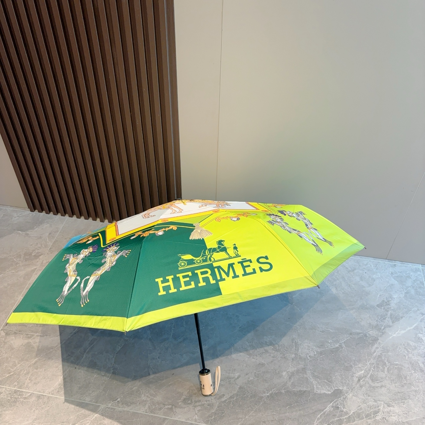 爱马仕（Hermès）   新款 极品H家三折自动伞重磅呈现 以其精湛的工艺技术和源源不断的想像力 新涂