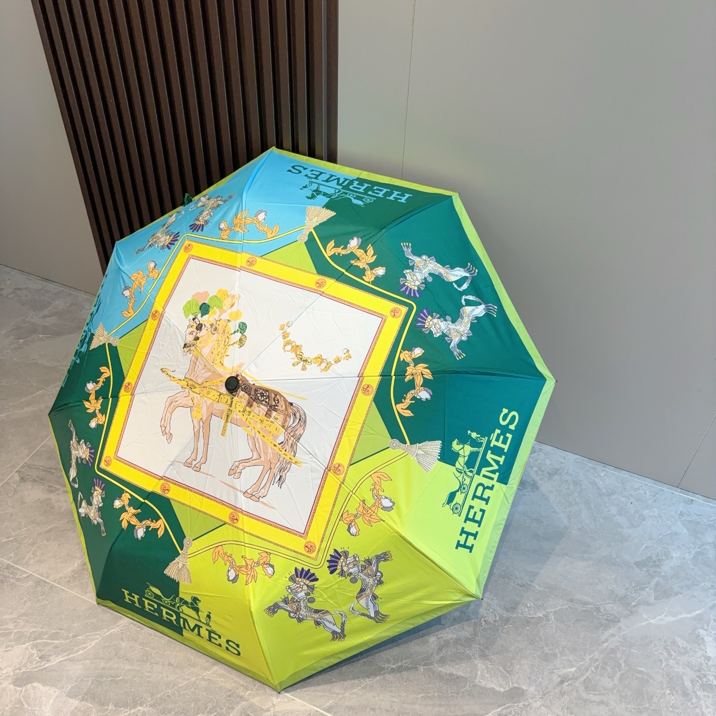 爱马仕（Hermès）   新款 极品H家三折自动伞重磅呈现 以其精湛的工艺技术和源源不断的想像力 新涂
