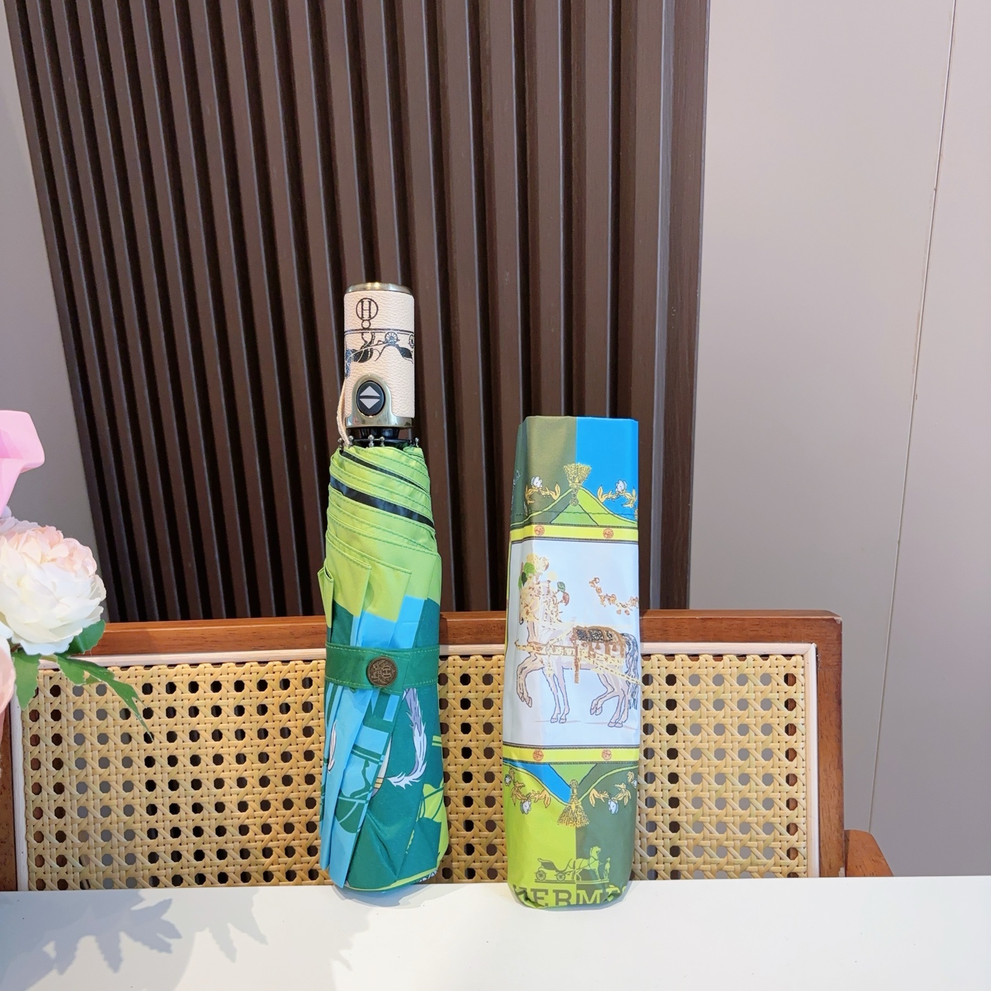 爱马仕（Hermès）   新款 极品H家三折自动伞重磅呈现 以其精湛的工艺技术和源源不断的想像力 新涂