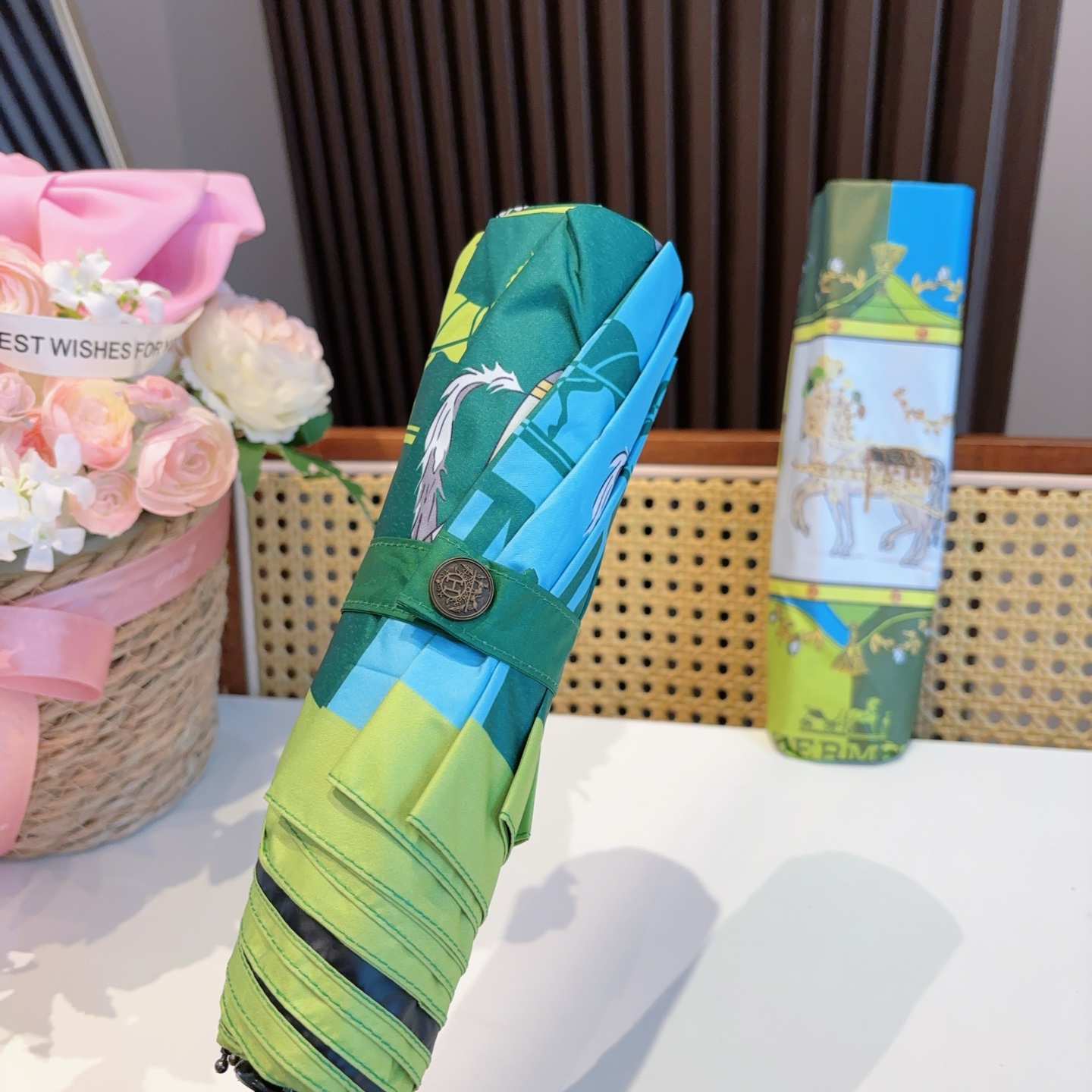 爱马仕（Hermès）   新款 极品H家三折自动伞重磅呈现 以其精湛的工艺技术和源源不断的想像力 新涂
