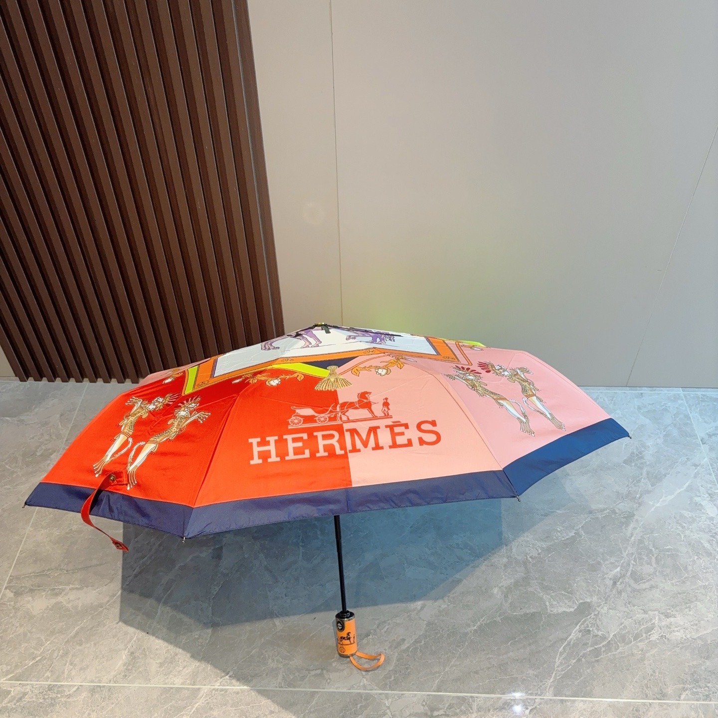 爱马仕（Hermès）   新款 极品H家三折自动伞重磅呈现 以其精湛的工艺技术和源源不断的想像力 新涂