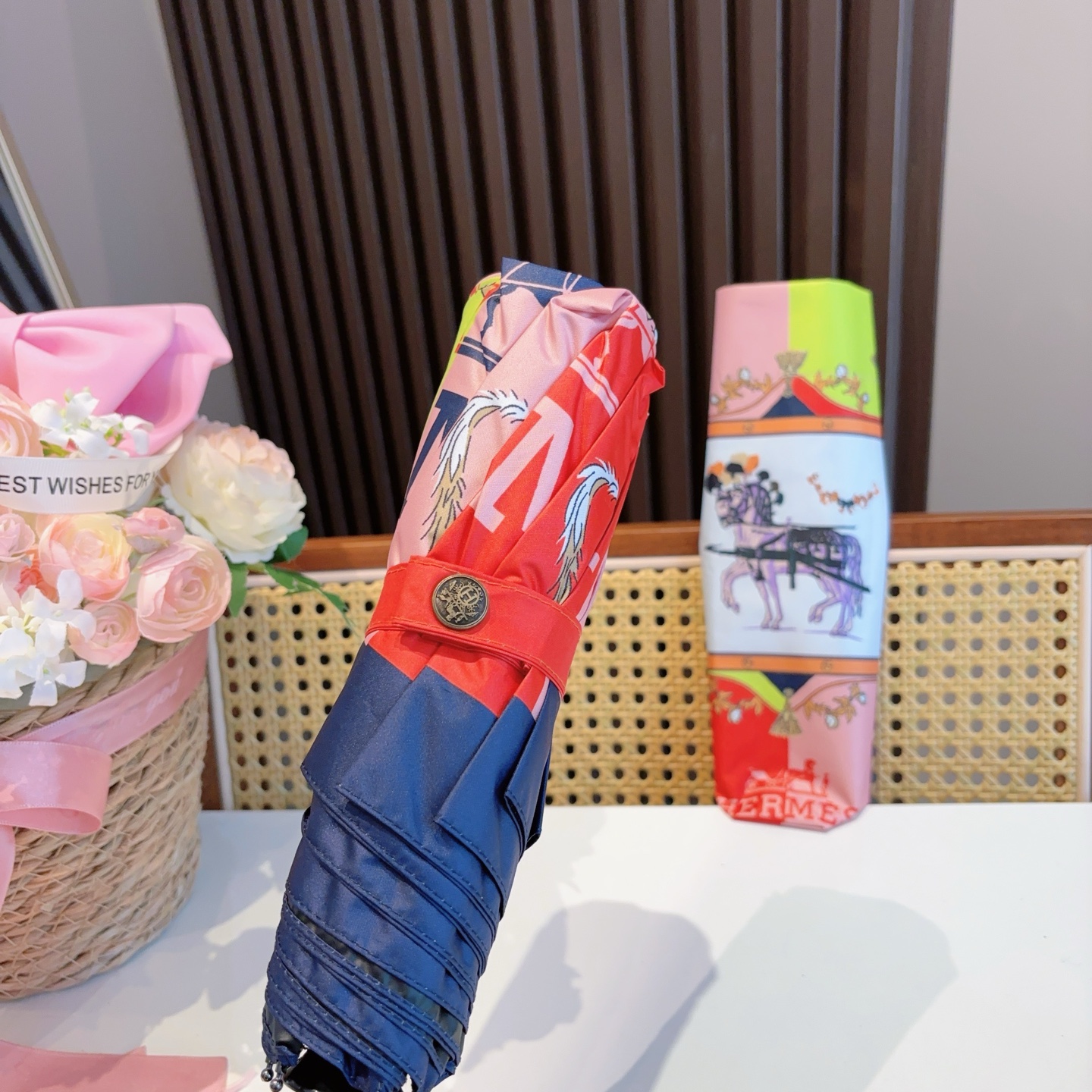 爱马仕（Hermès）   新款 极品H家三折自动伞重磅呈现 以其精湛的工艺技术和源源不断的想像力 新涂