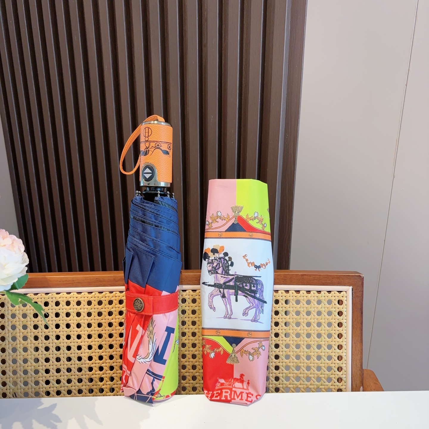爱马仕（Hermès）   新款 极品H家三折自动伞重磅呈现 以其精湛的工艺技术和源源不断的想像力 新涂