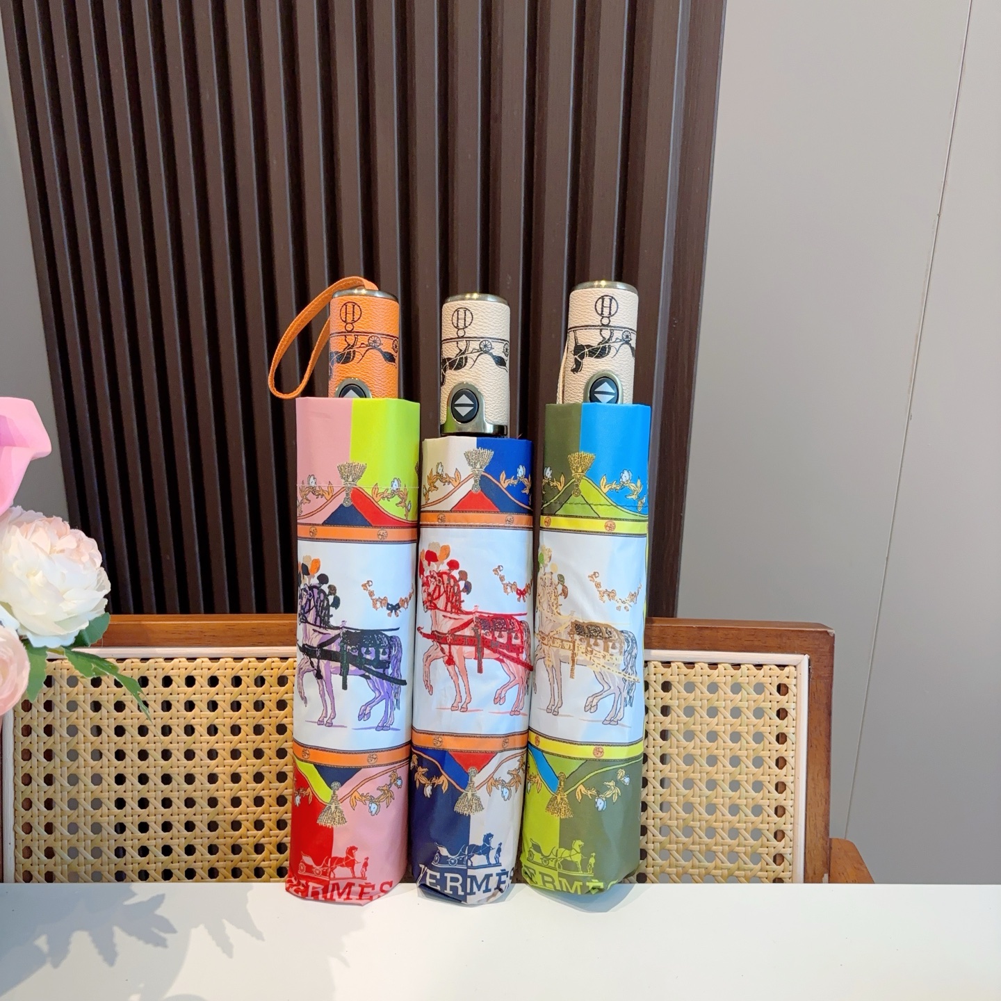 爱马仕（Hermès）   新款 极品H家三折自动伞重磅呈现 以其精湛的工艺技术和源源不断的想像力 新涂