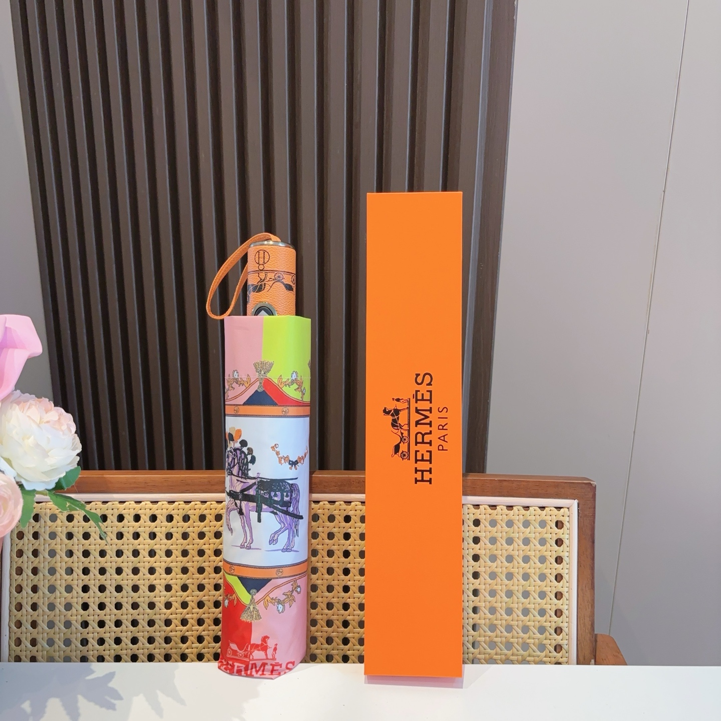 爱马仕（Hermès）   新款 极品H家三折自动伞重磅呈现 以其精湛的工艺技术和源源不断的想像力 新涂