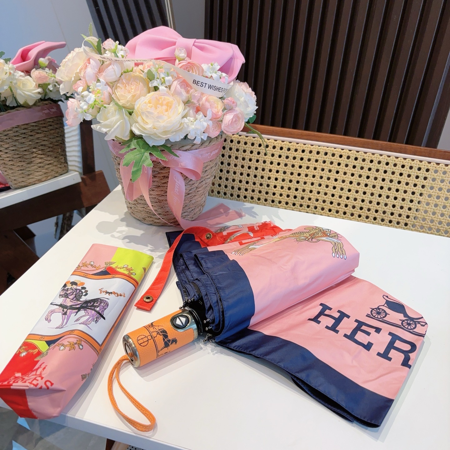 爱马仕（Hermès）   新款 极品H家三折自动伞重磅呈现 以其精湛的工艺技术和源源不断的想像力 新涂