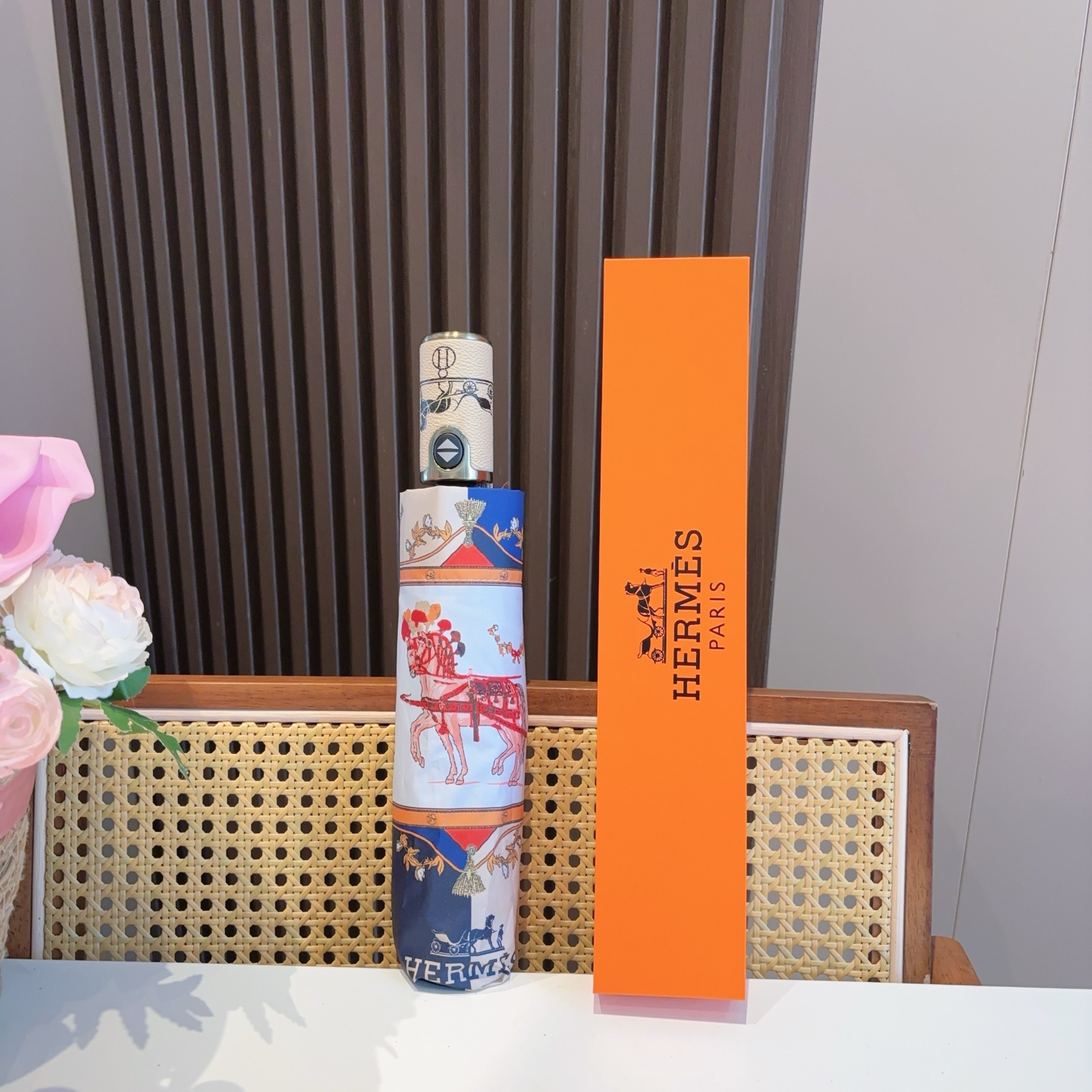 爱马仕（Hermès）   新款 极品H家三折自动伞重磅呈现 以其精湛的工艺技术和源源不断的想像力 新涂