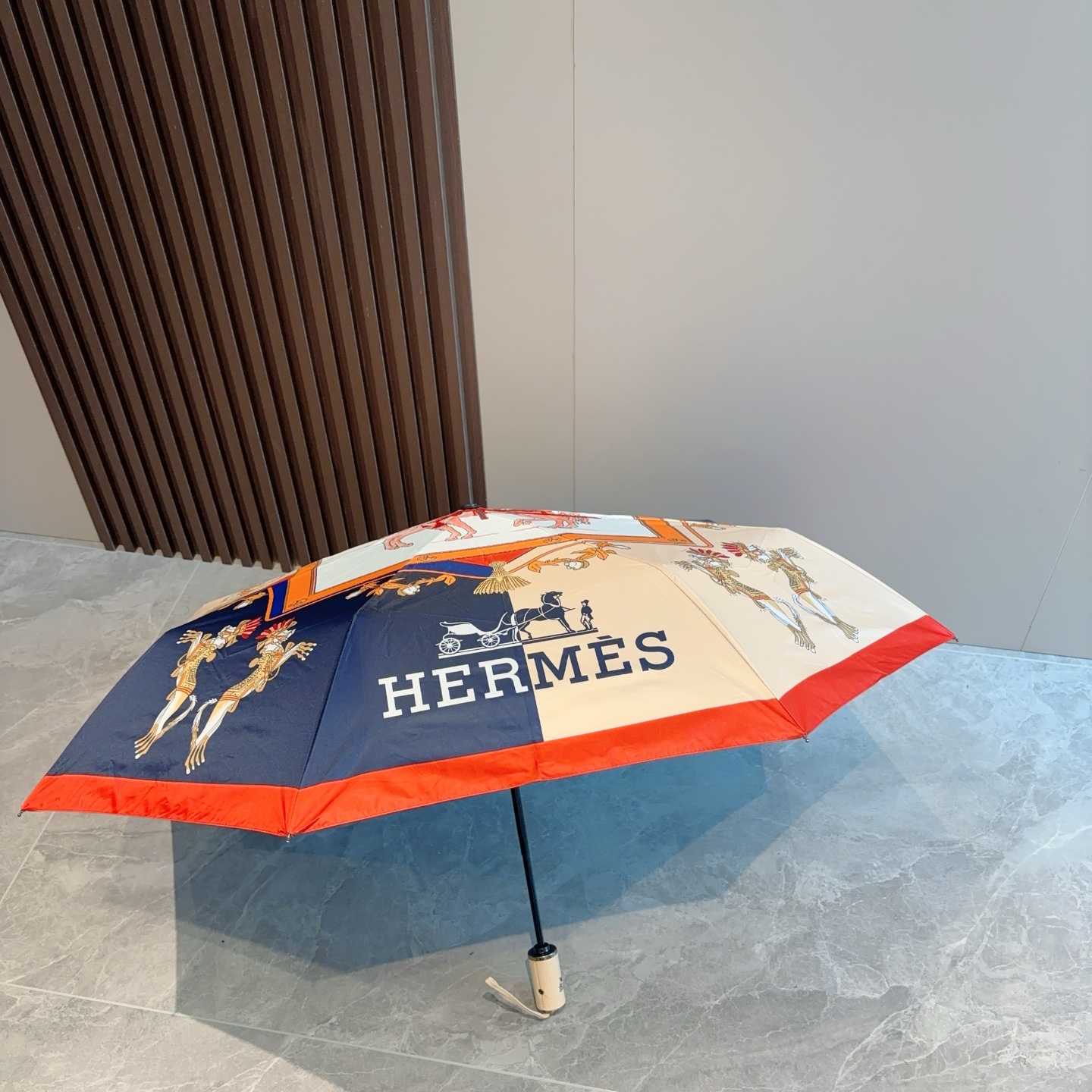爱马仕（Hermès）   新款 极品H家三折自动伞重磅呈现 以其精湛的工艺技术和源源不断的想像力 新涂