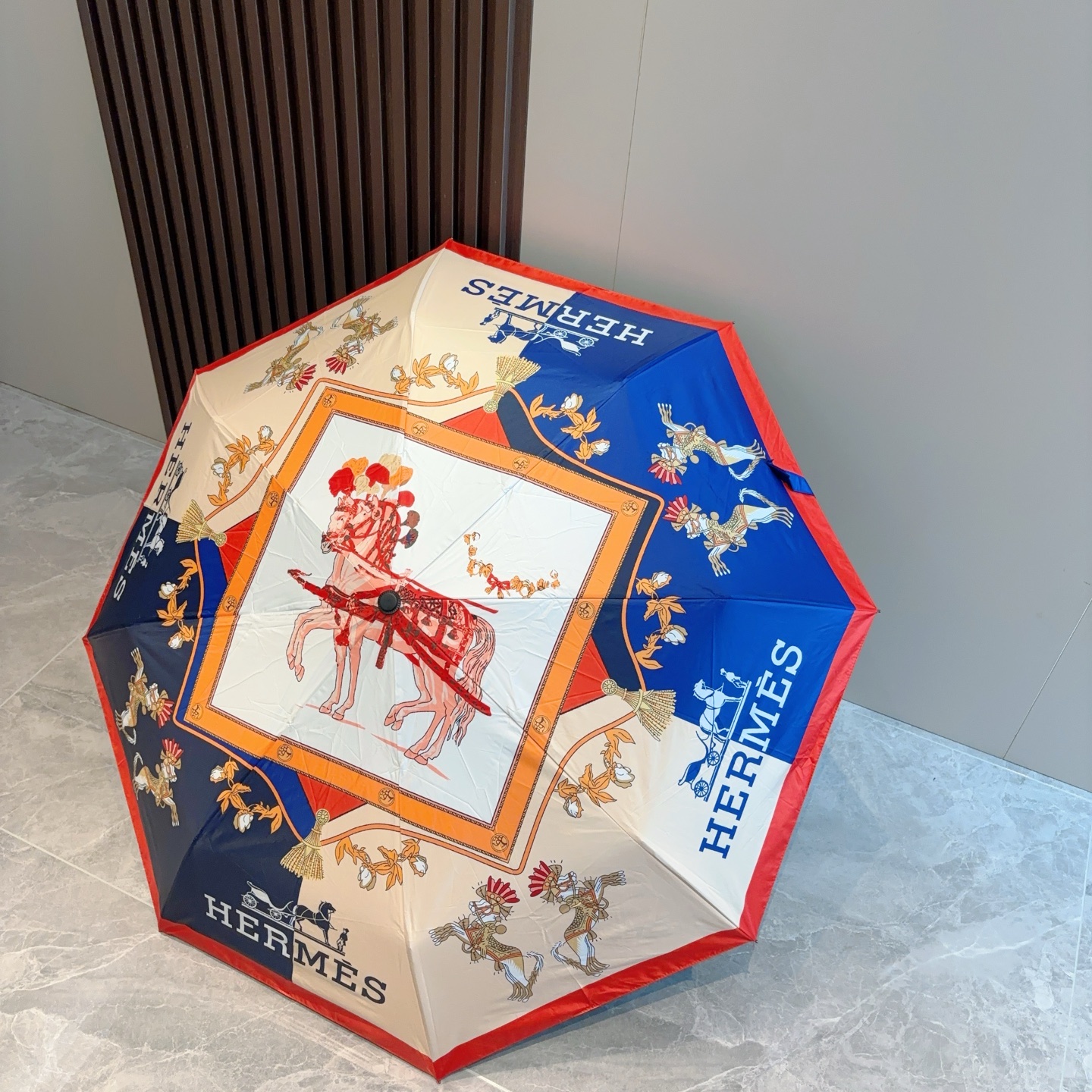爱马仕（Hermès）   新款 极品H家三折自动伞重磅呈现 以其精湛的工艺技术和源源不断的想像力 新涂