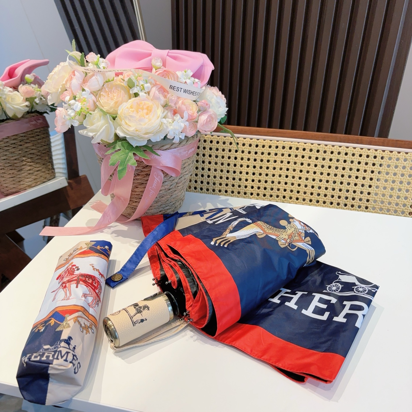 爱马仕（Hermès）   新款 极品H家三折自动伞重磅呈现 以其精湛的工艺技术和源源不断的想像力 新涂