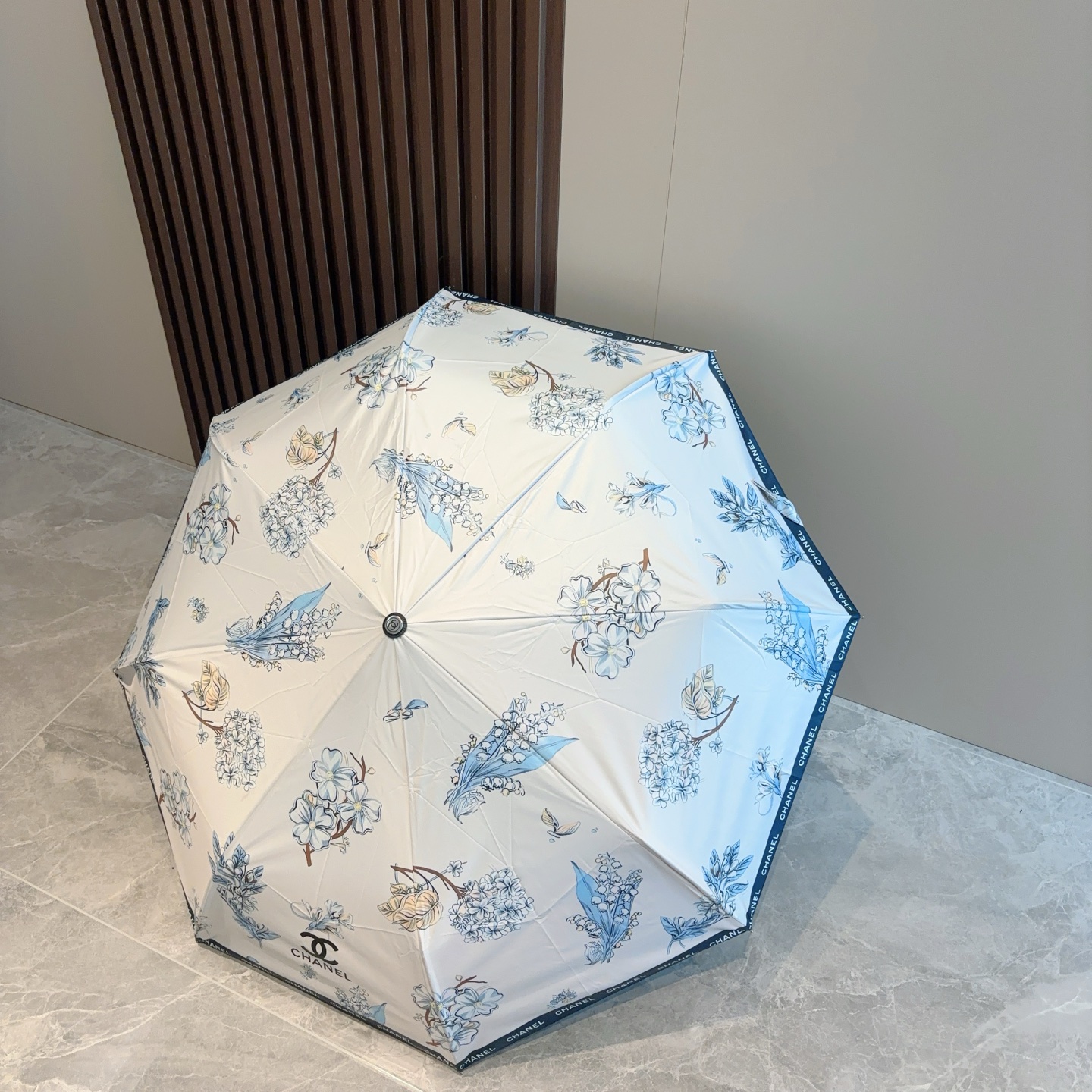  CHANEL（香奈儿）三折自动折叠晴雨伞 集合香奈儿灵魂LOGO为一体的设计风格高雅奢华 带在身上带来