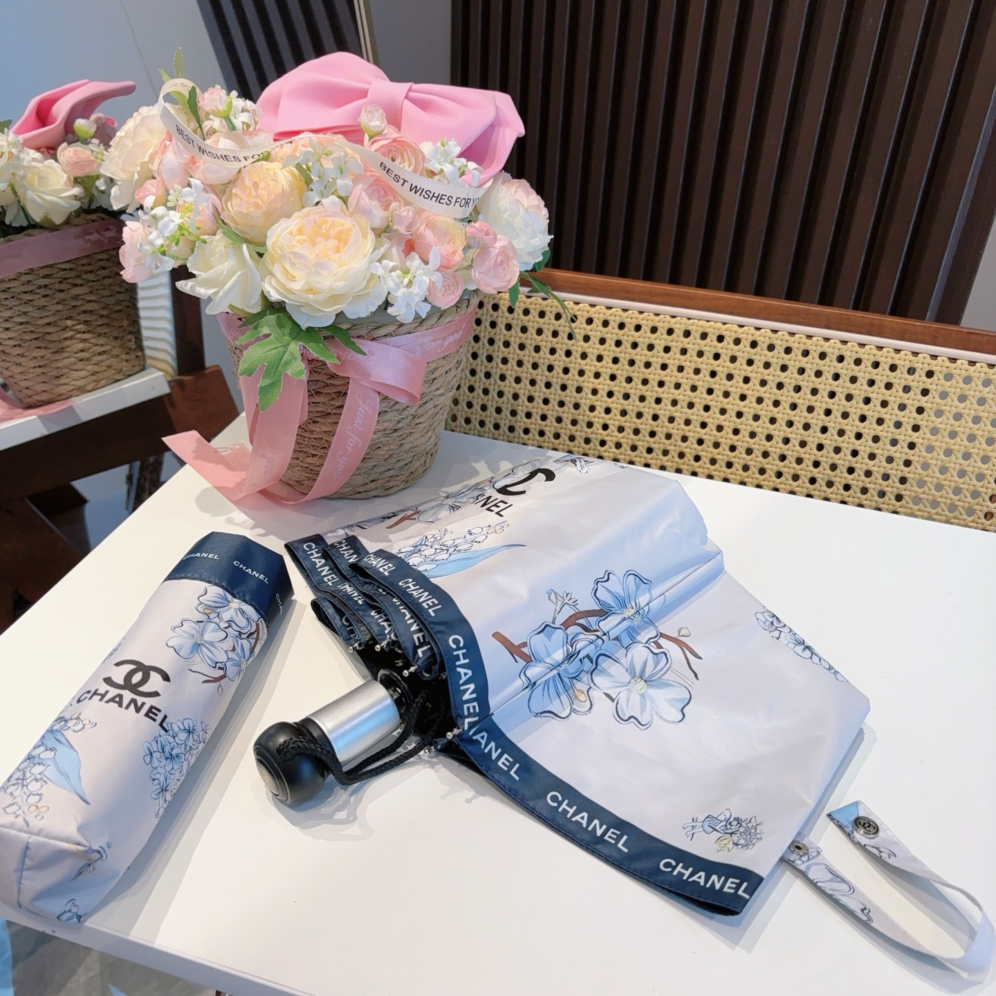  CHANEL（香奈儿）三折自动折叠晴雨伞 集合香奈儿灵魂LOGO为一体的设计风格高雅奢华 带在身上带来