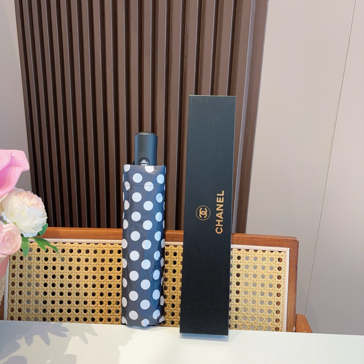  CHANEL（香奈儿）三折自动折叠晴雨伞 集合香奈儿灵魂LOGO为一体的设计风格高雅奢华 带在身上带来